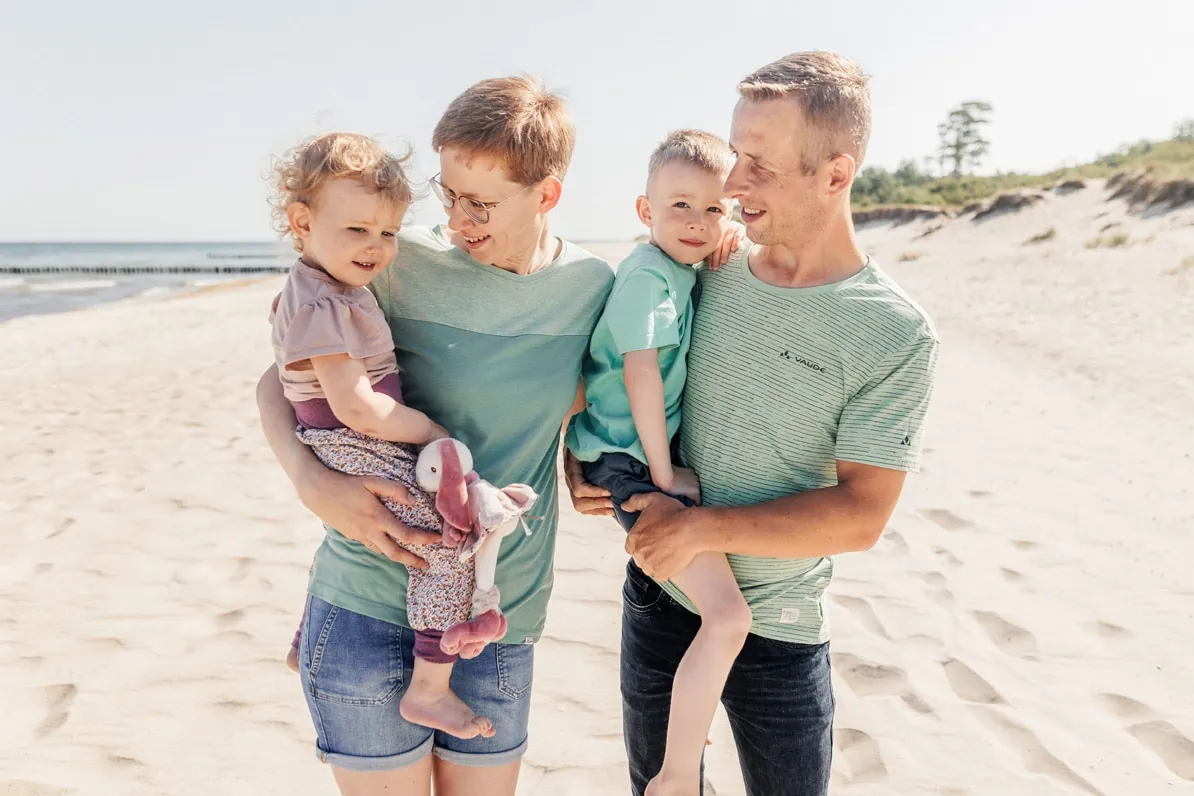 familienfotosrostock-familienshooting- familienbilder- familienfotografrostock-graal-mueritz-fotos am strand