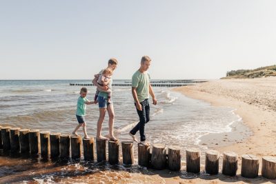 familienfotosrostock-familienshooting- familienbilder- familienfotografrostock-graal-mueritz-fotos am strand