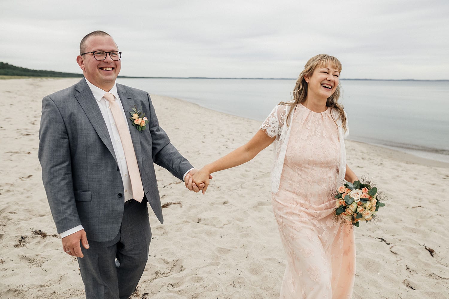 Hochzeitsfotograf Ruegen, Hochzeitsfotograf Binz, Kap Arkona, Hochzeitsfotograf Sellin, Hochzeitsfotograf Goehren, Putbus, Hochzeit Fotos Ruegen, Hochzeitsfotograf Ruegen, Schloss Ralswieck, Hochzeitsfotografin Ruegen, heiraten and der Ostsee, heiraten am Strand, Hochzeitsfotografin Mecklenburg Vorpommern, Hochzeitsfotografie Ruegen, Hochzeitsbilder Ruegen, fotograf hochzeit ralswieck, fotograf hochzeit ruegen, fotograf ruegen , hochzeitsfotografin ostsee, Brautpaarfotos an der Ostsee
