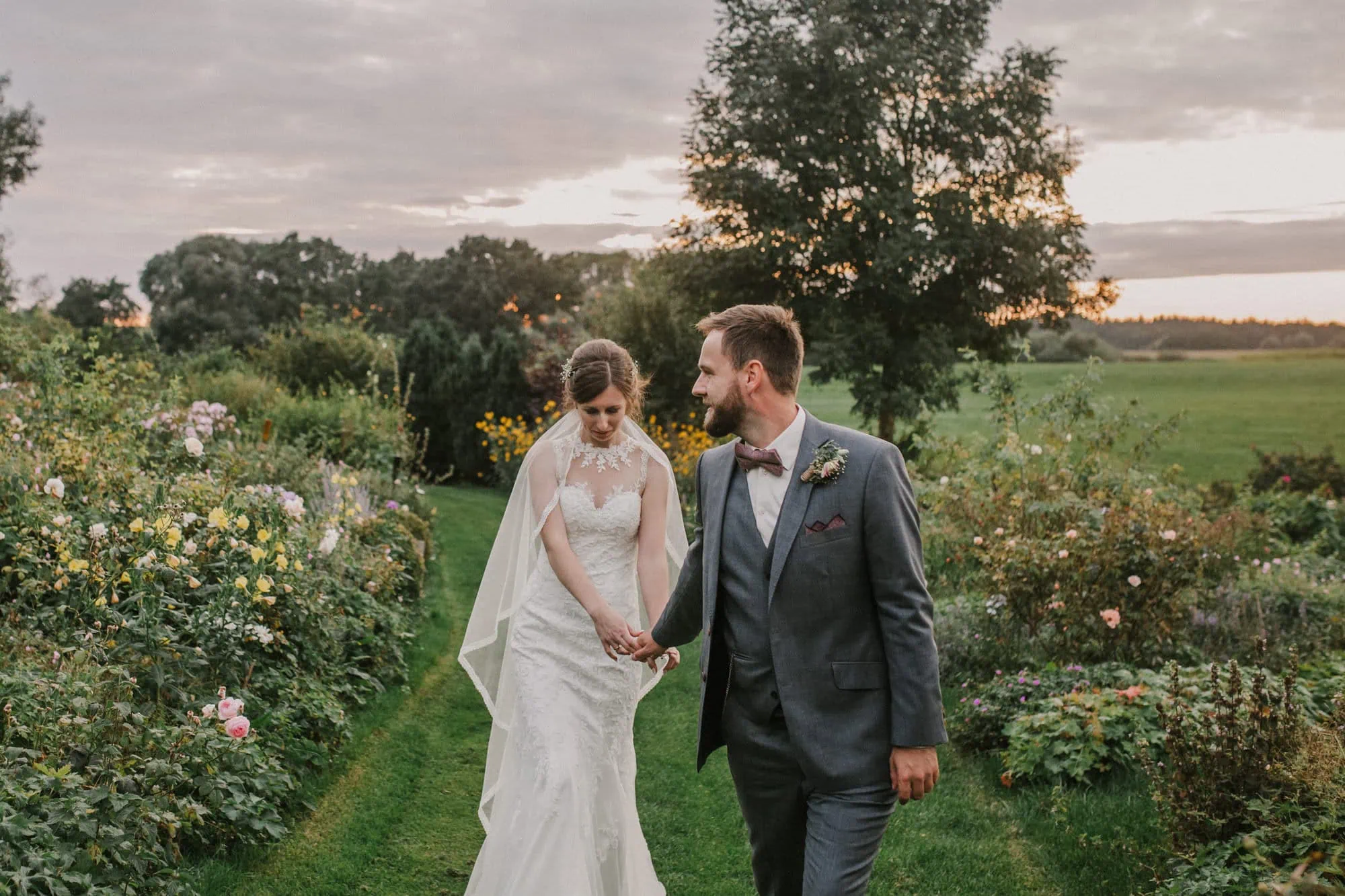 Hochzeitsfotograf Rostock, Hochzeitsfotos Rostock; Hochzeit Fotos Rostock; Hochzeitsfotografin Rostock; Hochzeitsfotograf Ostsee; Hochzeitsfotograf Mecklenburg Vorpommern; Hochzeitfotograf MV; Hochzeitsfotografie Rostock; Hochzeitsbilder Rostock; fotograf hochzeit rostock; Brautpaarfotos Rostock; heiraten in MV; an der Ostsee heiraten; Rosenhof Groß Siemen, Hochzeitsreportage Rostock, Getting Ready, freie Trauung Rostock, Brautpaarshooting Rostock