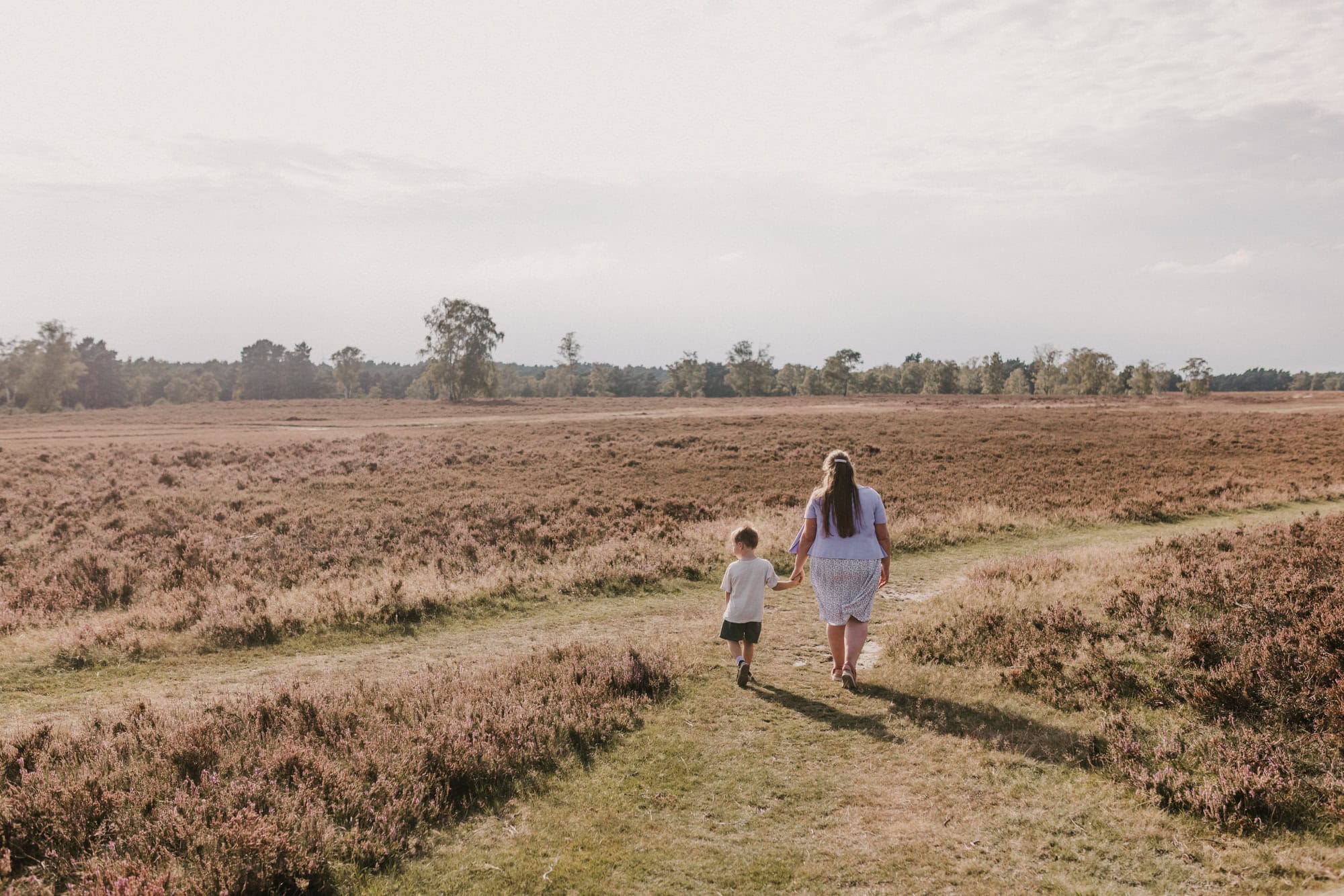 Familienshooting Hamburg, Familienfoto Hamburg, Familienfotograf Hamburg, Familienfotos draußen, natürliche Familienfotos, Familienbilder in der Fischbeker Heide, Familienfotografin Hamburg