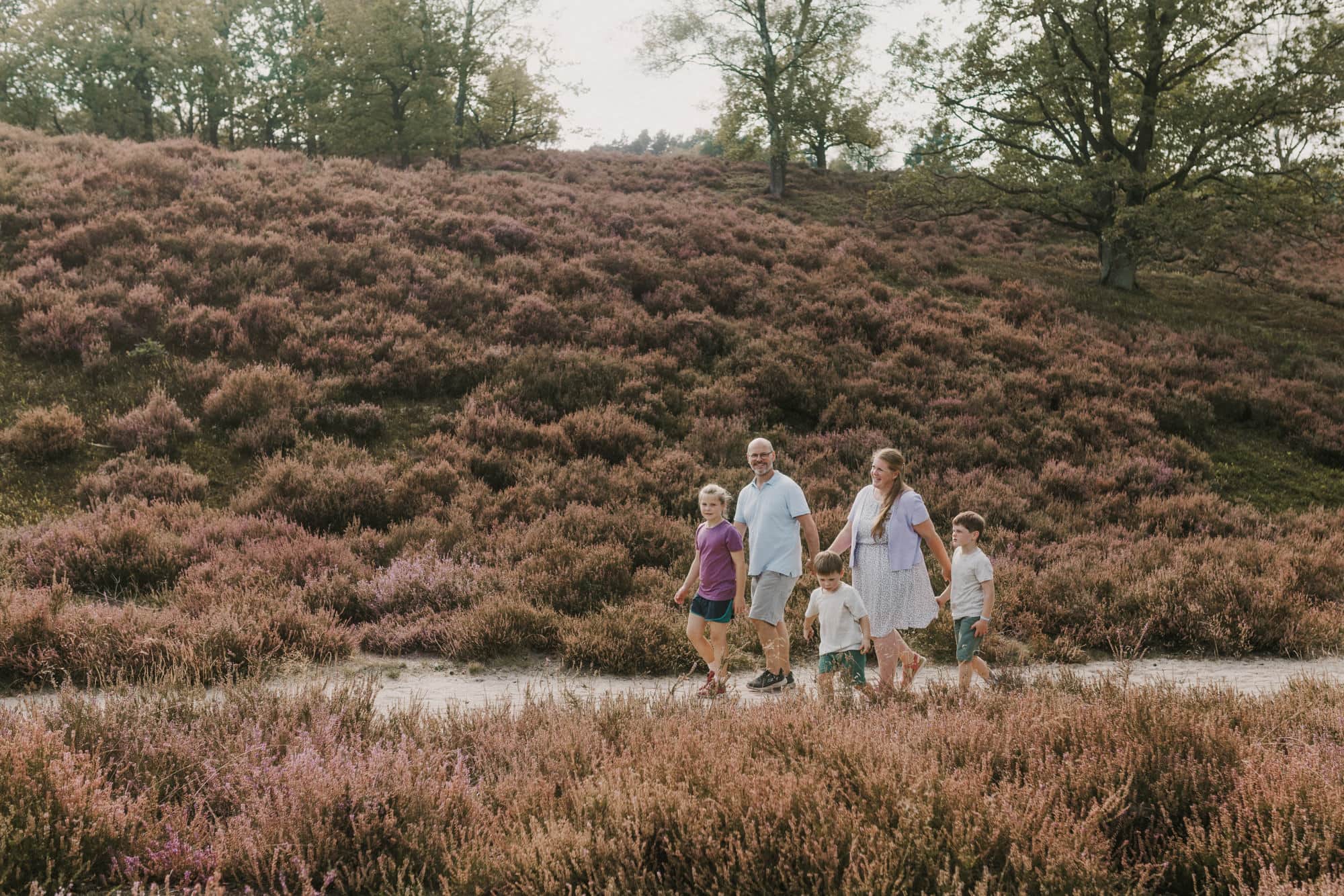 Familienshooting Hamburg, Familienfoto Hamburg, Familienfotograf Hamburg, Familienfotos draußen, natürliche Familienfotos, Familienbilder in der Fischbeker Heide, Familienfotografin Hamburg