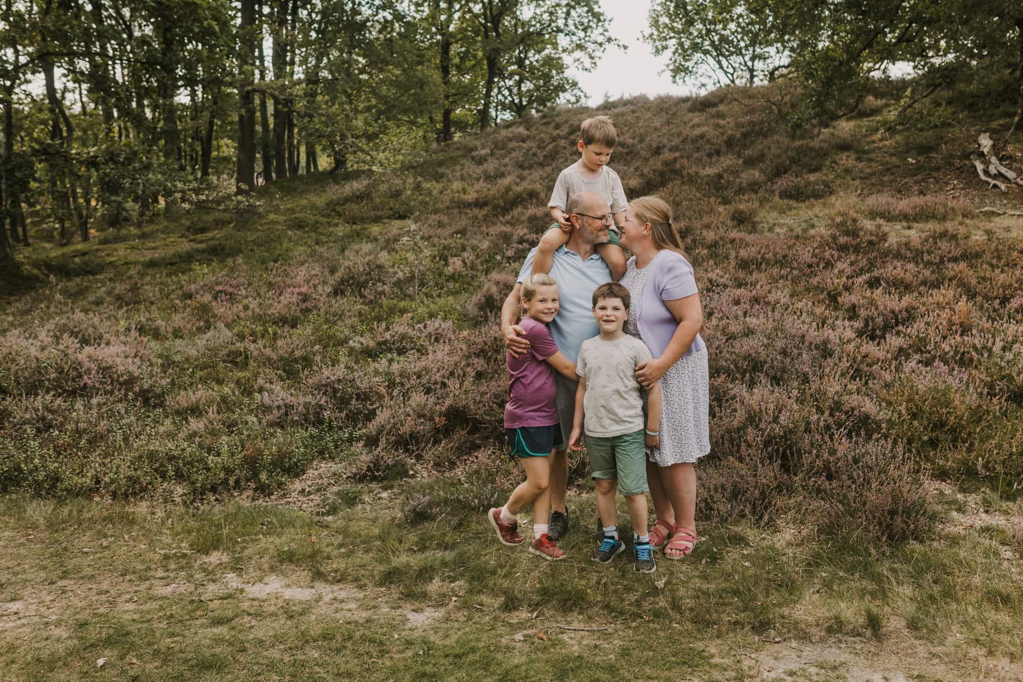 Familienshooting Hamburg, Familienfoto Hamburg, Familienfotograf Hamburg, Familienfotos draußen, natürliche Familienfotos, Familienbilder in der Fischbeker Heide, Familienfotografin Hamburg