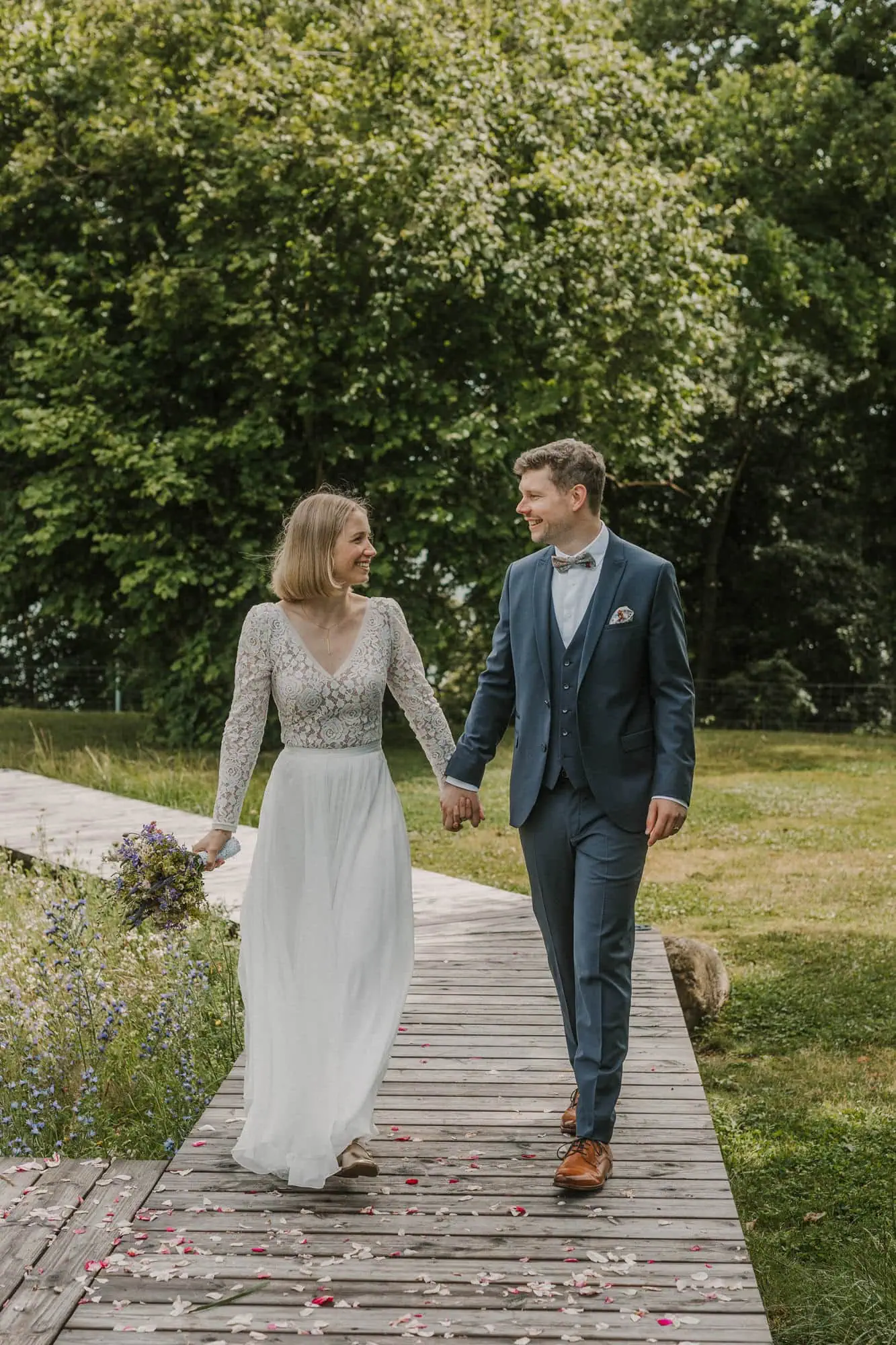 Brautpaar auf einer Wiese zum Brautpaarshooting