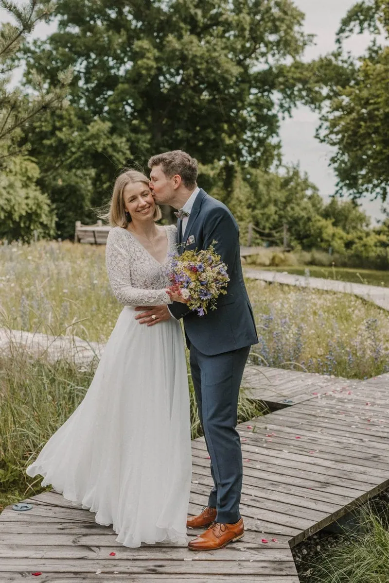 Brautpaar auf einer Wiese zum Brautpaarshooting