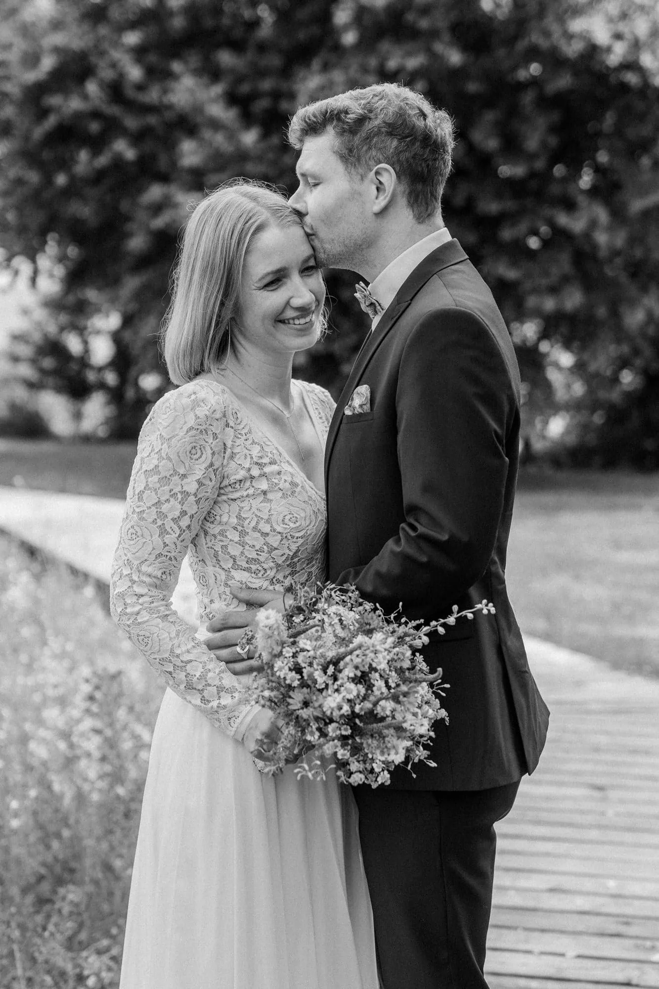 Brautpaar auf einer Wiese zum Brautpaarshooting