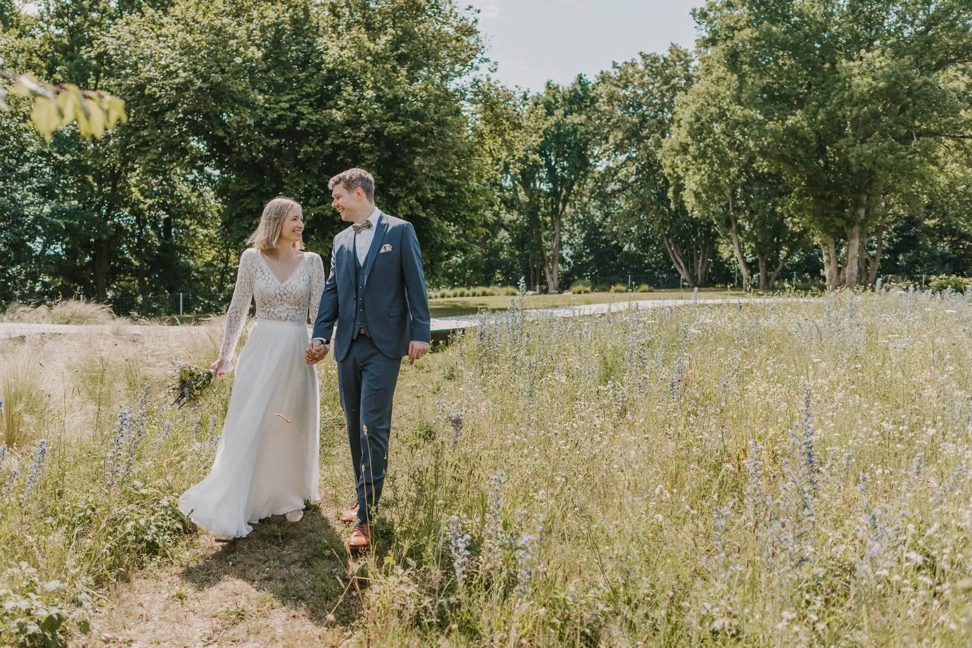 Brautpaar auf einer Wiese zum Brautpaarshooting