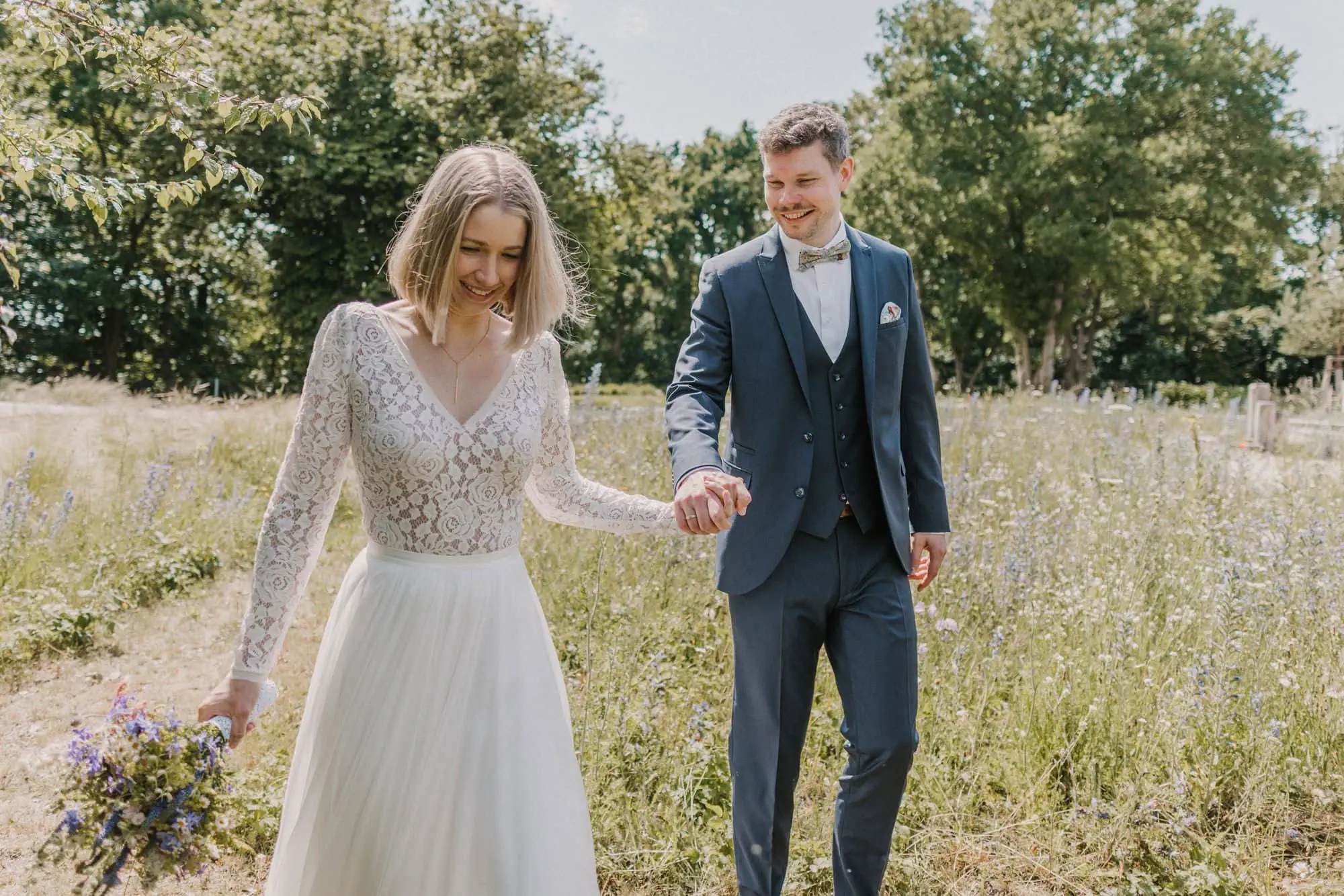 Brautpaar auf einer Wiese zum Brautpaarshooting