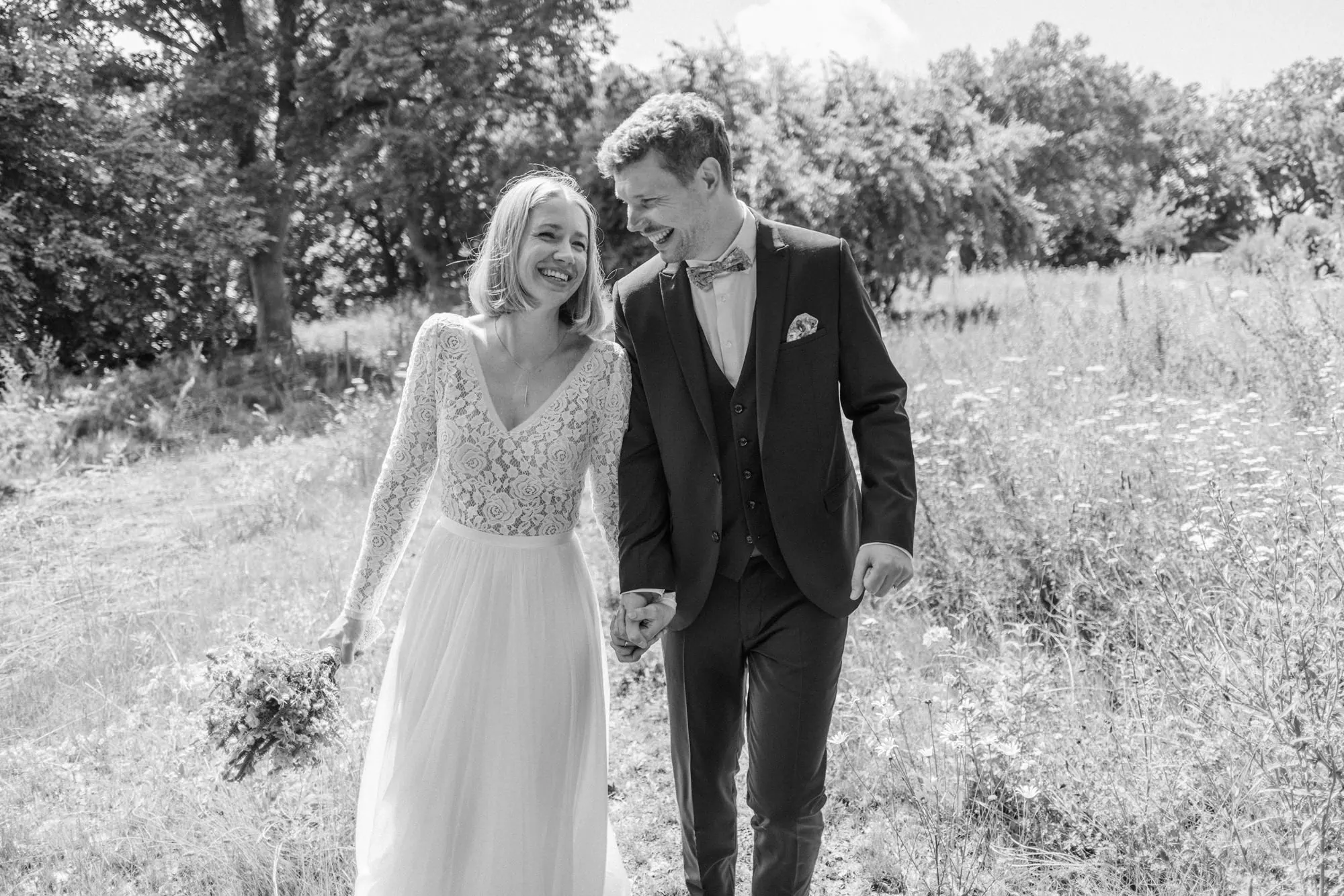 Brautpaar auf einer Wiese zum Brautpaarshooting