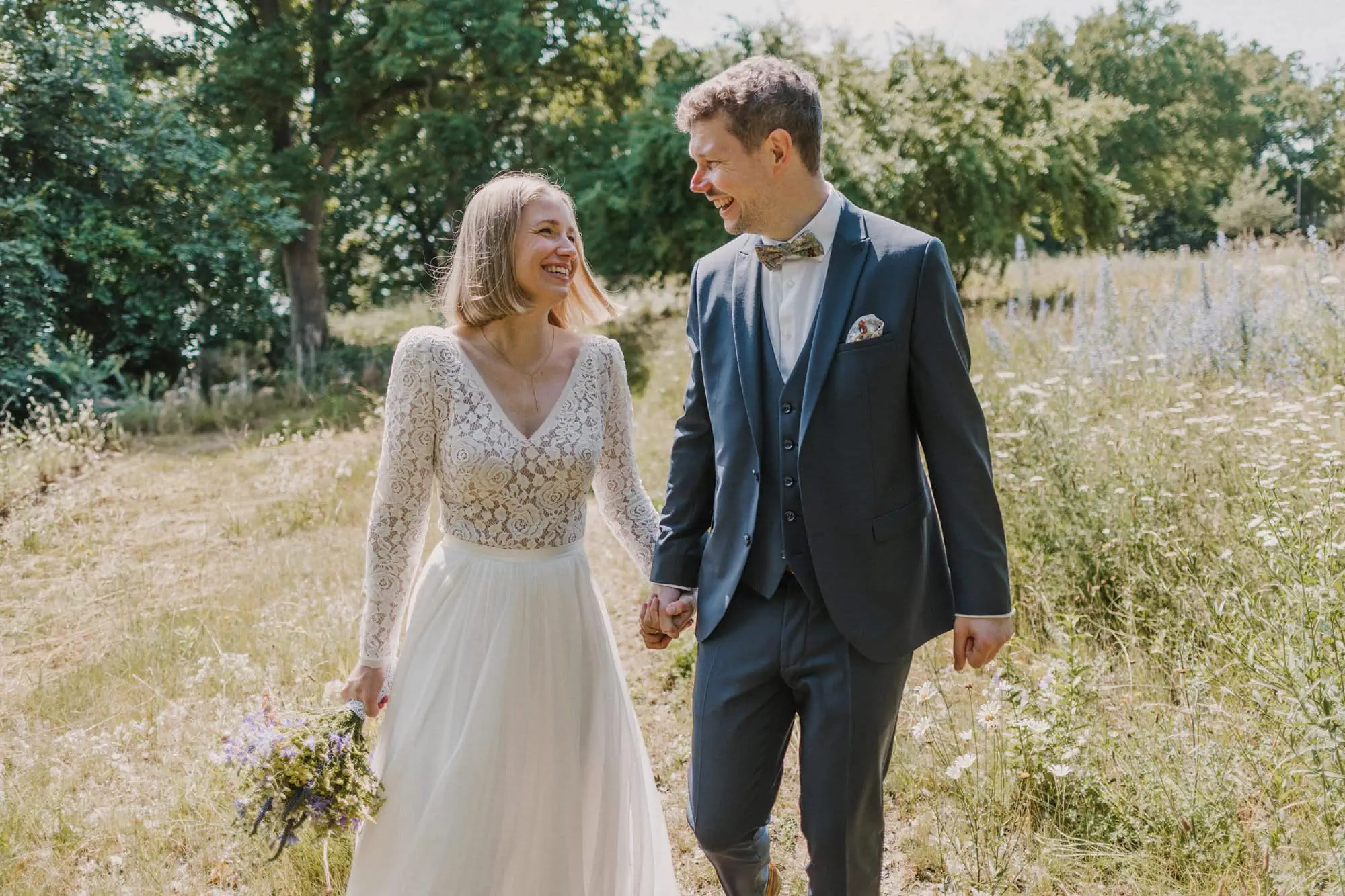 Brautpaar auf einer Wiese zum Brautpaarshooting