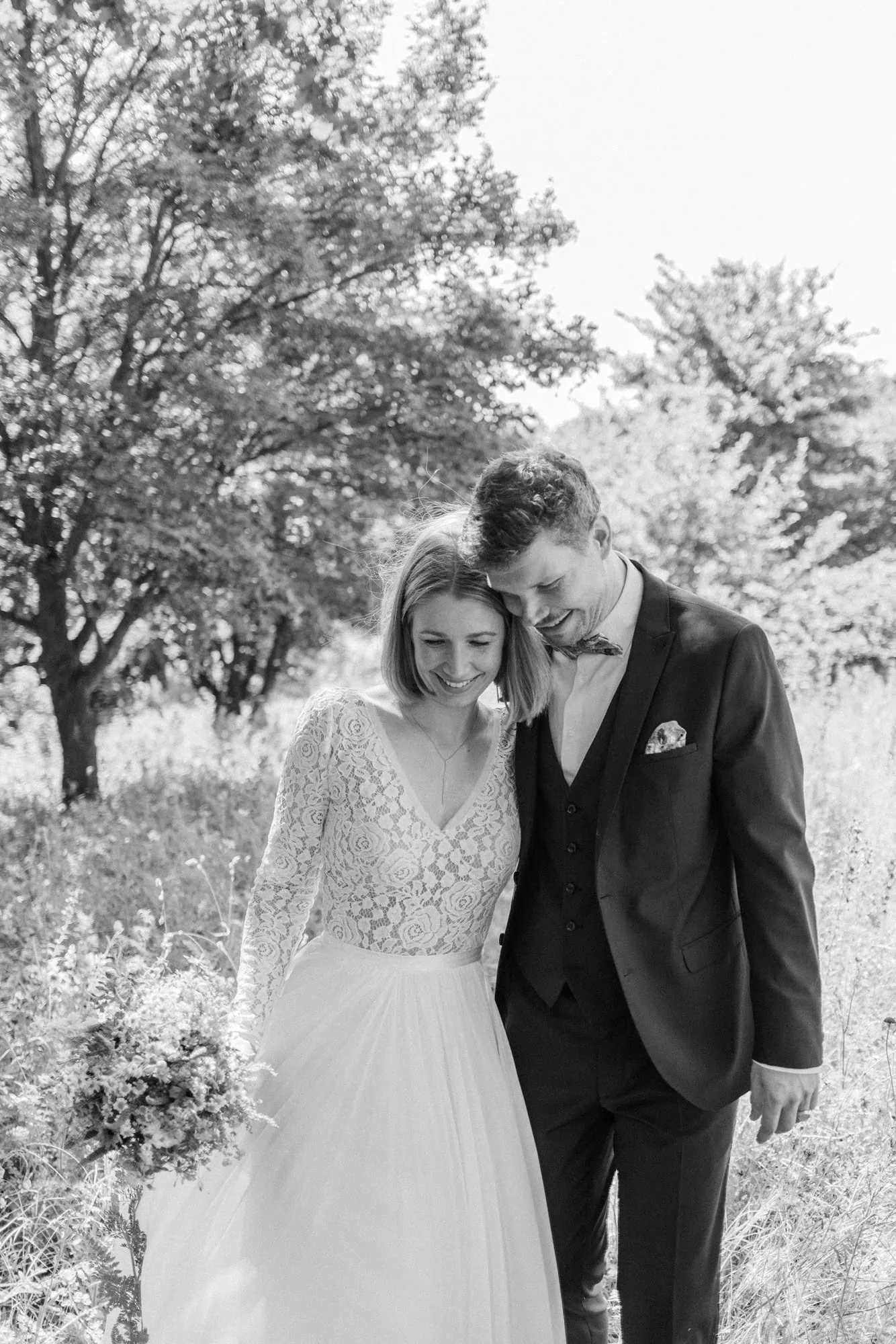 Brautpaar auf einer Wiese zum Brautpaarshooting