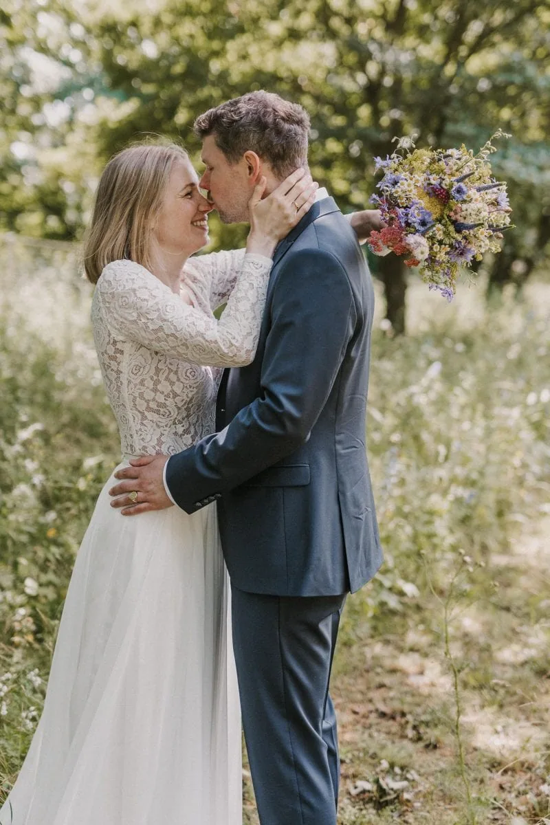 Brautpaar auf einer Wiese zum Brautpaarshooting