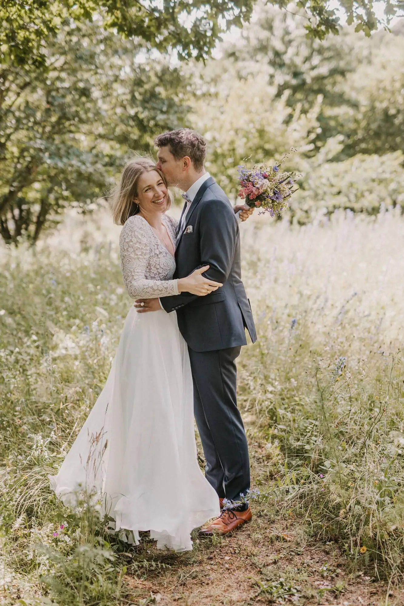 Brautpaar auf einer Wiese zum Brautpaarshooting