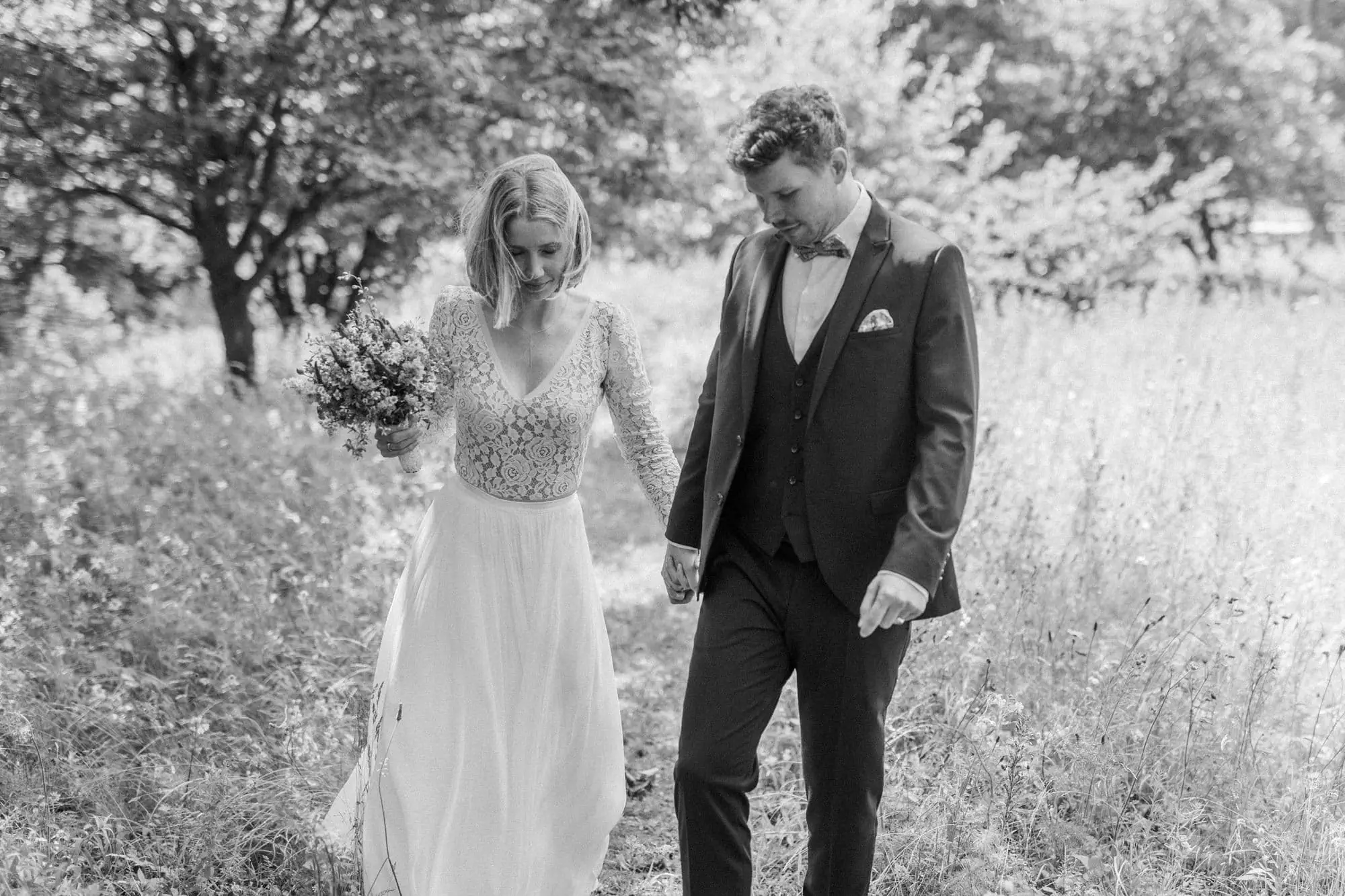 Brautpaar auf einer Wiese zum Brautpaarshooting