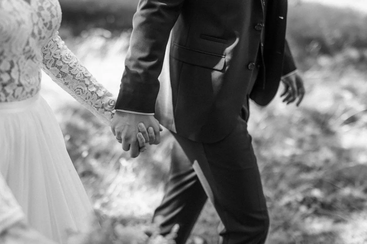 Brautpaar auf einer Wiese zum Brautpaarshooting