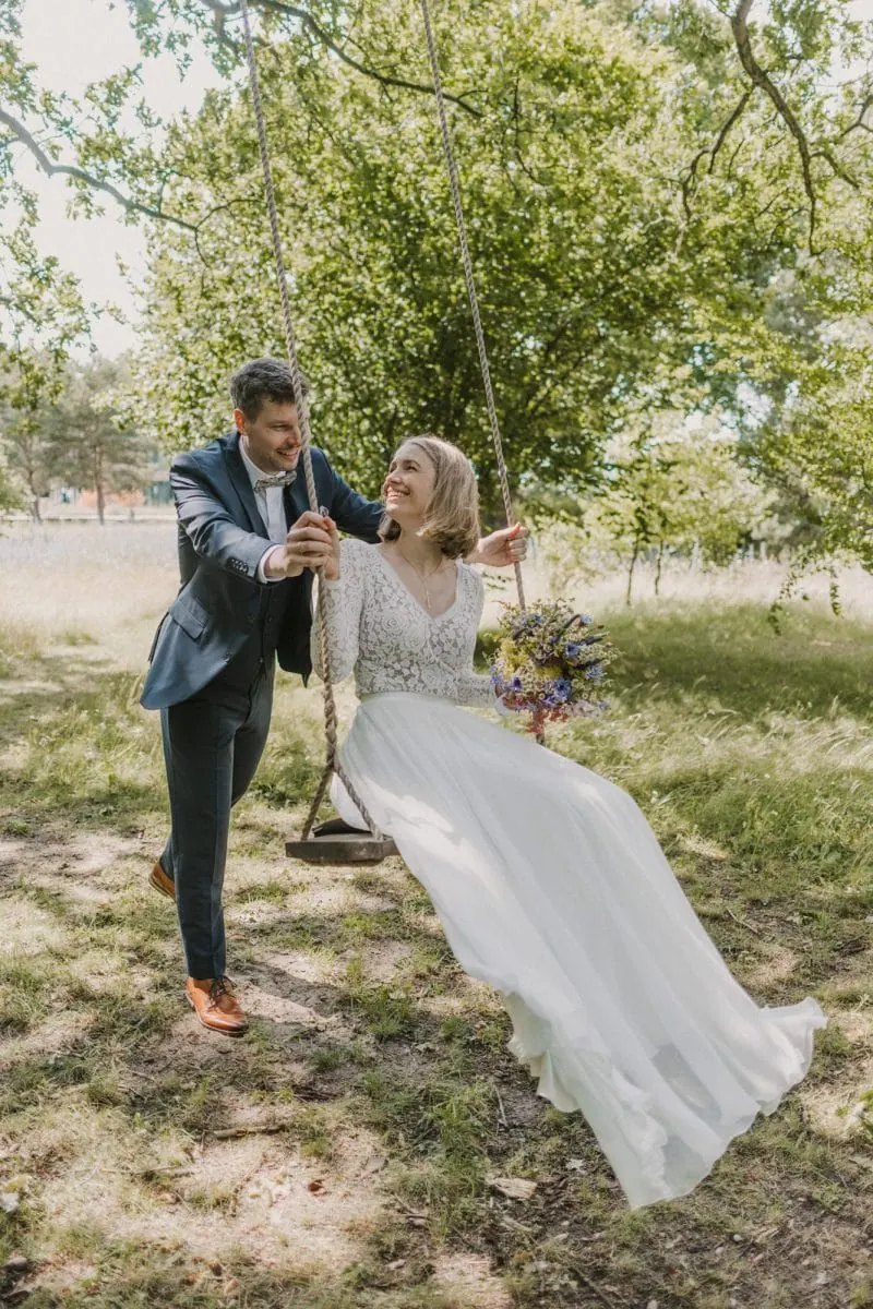 Brautpaar auf einer Wiese zum Brautpaarshooting