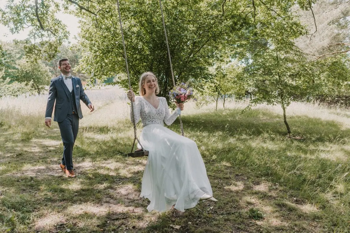 Brautpaar auf einer Wiese zum Brautpaarshooting