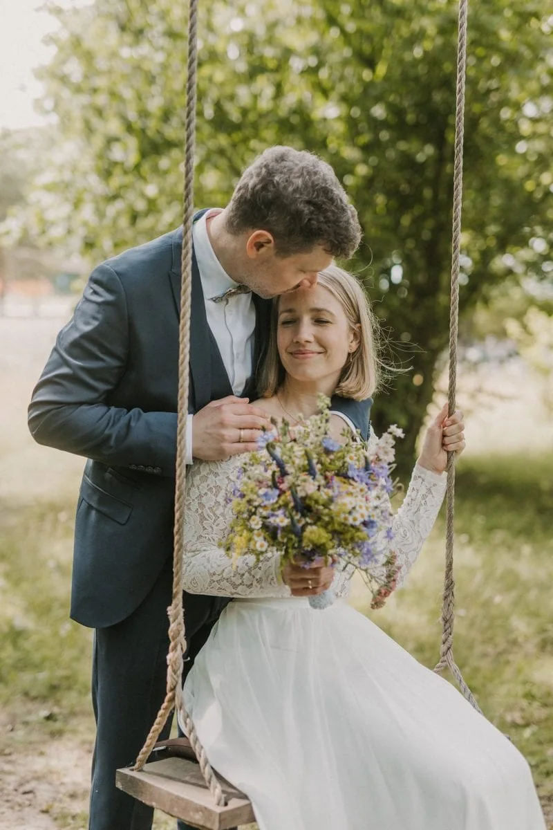 Brautpaar auf einer Wiese zum Brautpaarshooting