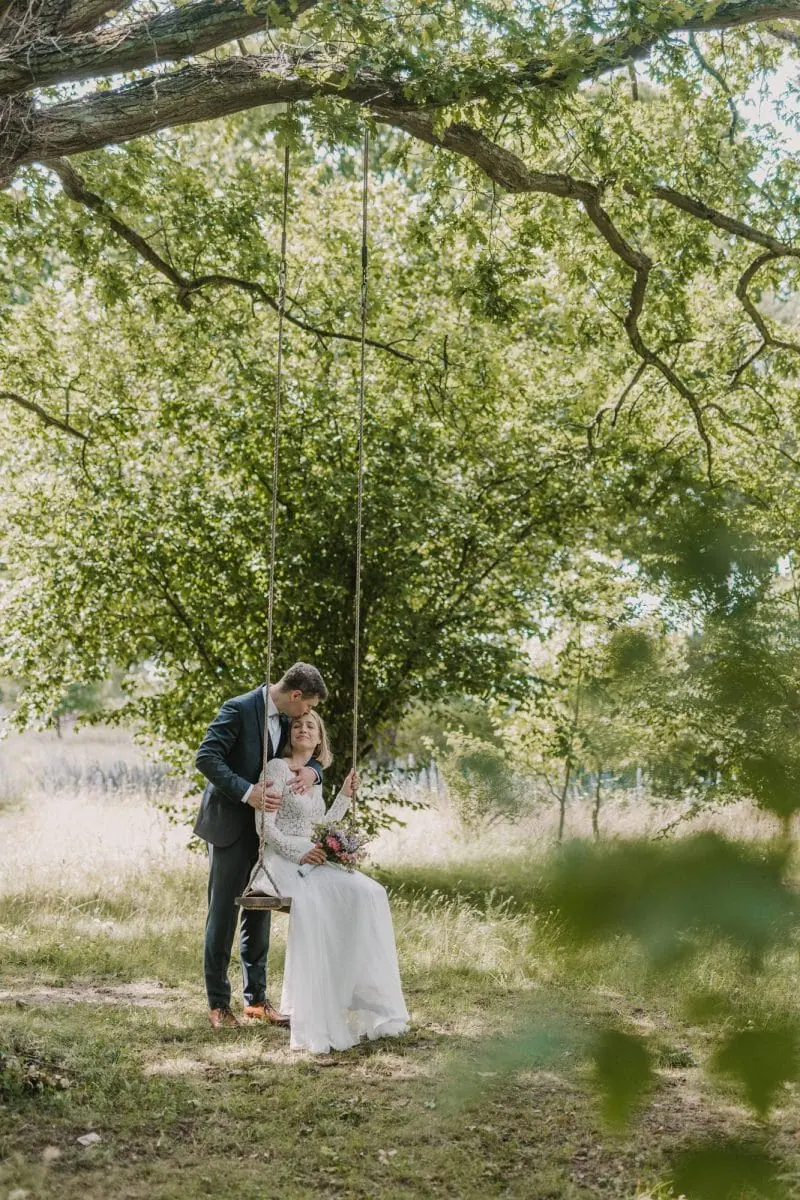 Brautpaar auf einer Wiese zum Brautpaarshooting