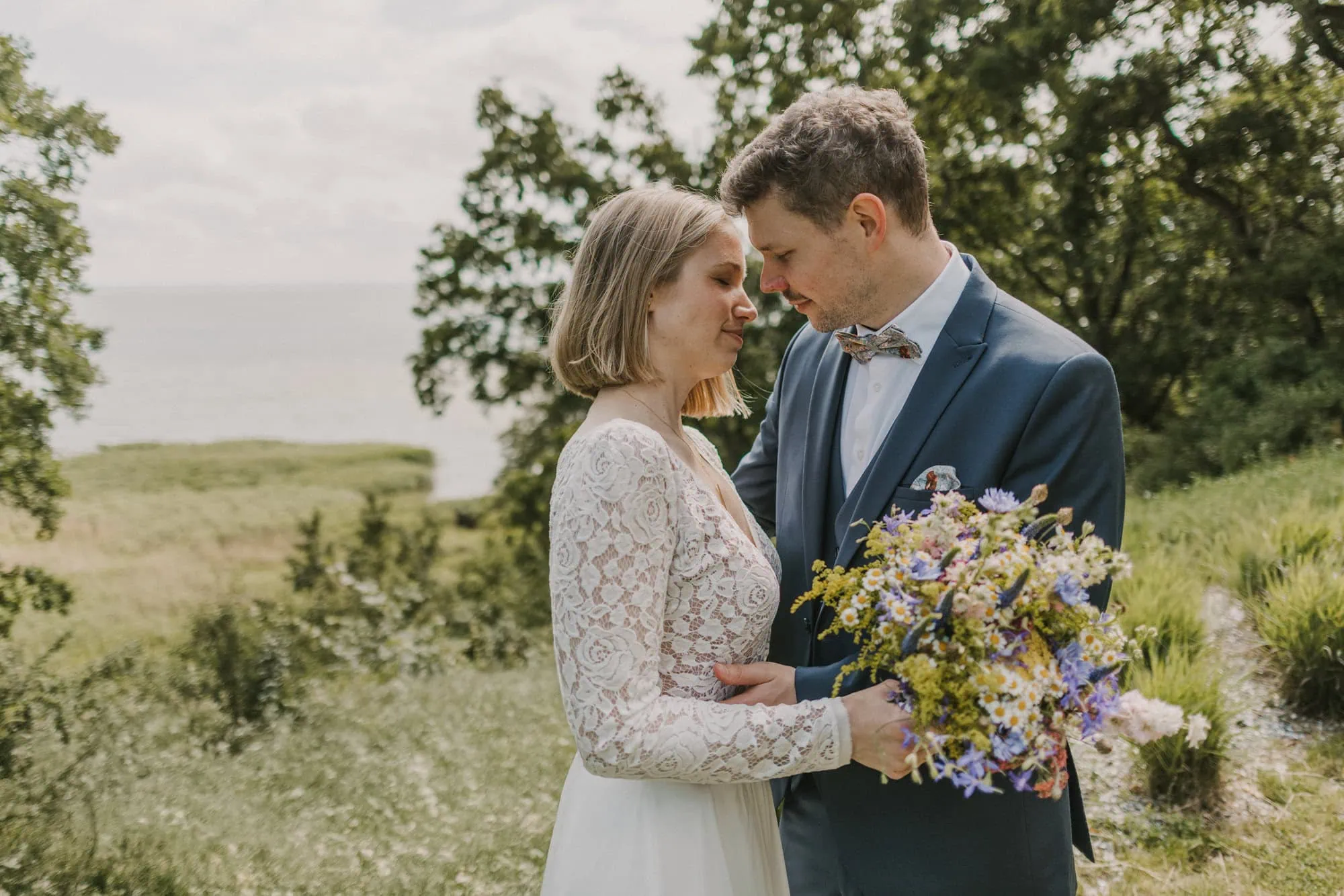 Brautpaar auf einer Wiese zum Brautpaarshooting