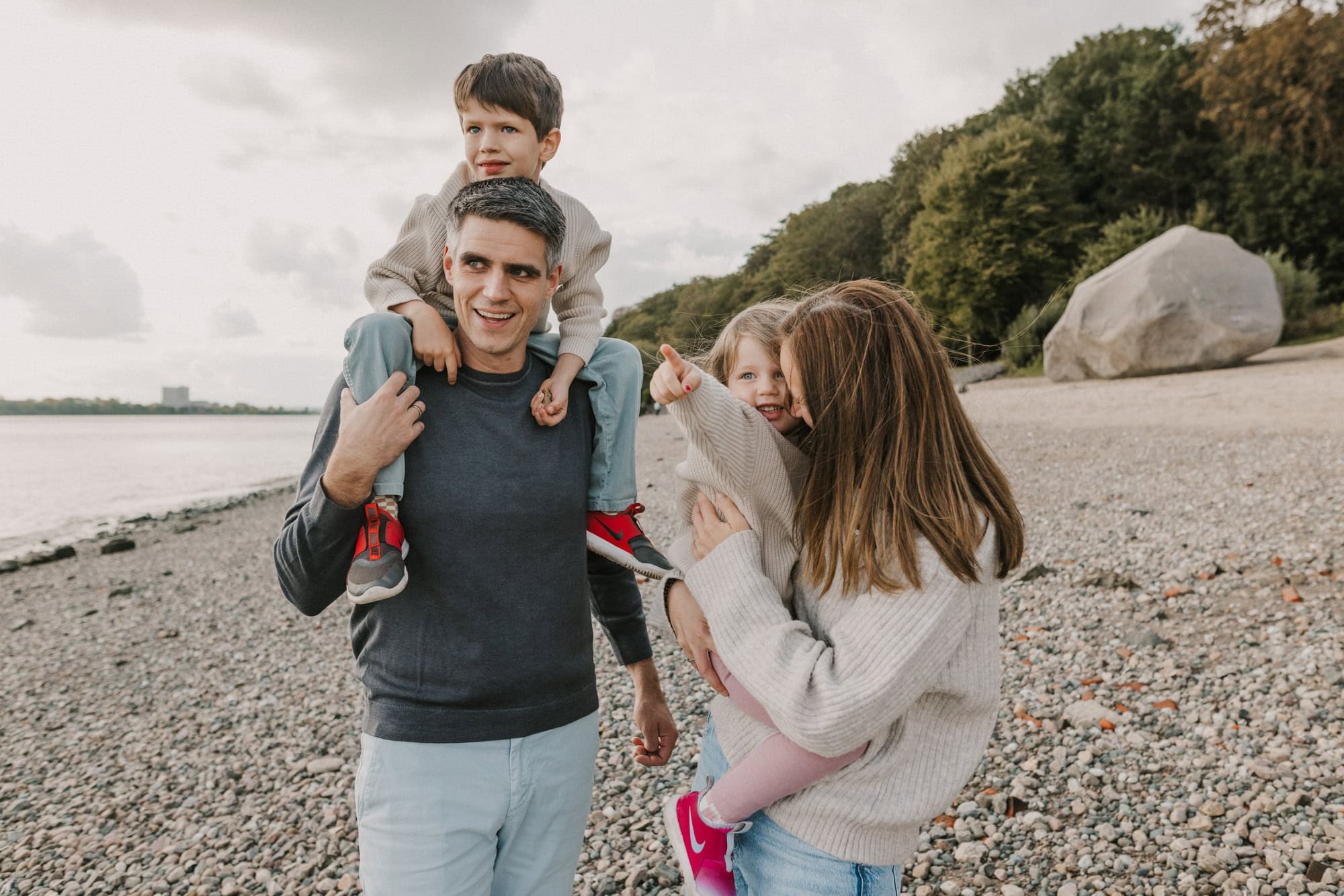Familienshooting Hamburg, Familienfotos Rostock, Familienfotograf Rostock, Familienfotograf Hamburg, Fischbeker Heide, Familienfotos Rostock, Familienshooting Rostock, Familienshooting Elbstrand, Familienfotos draußen