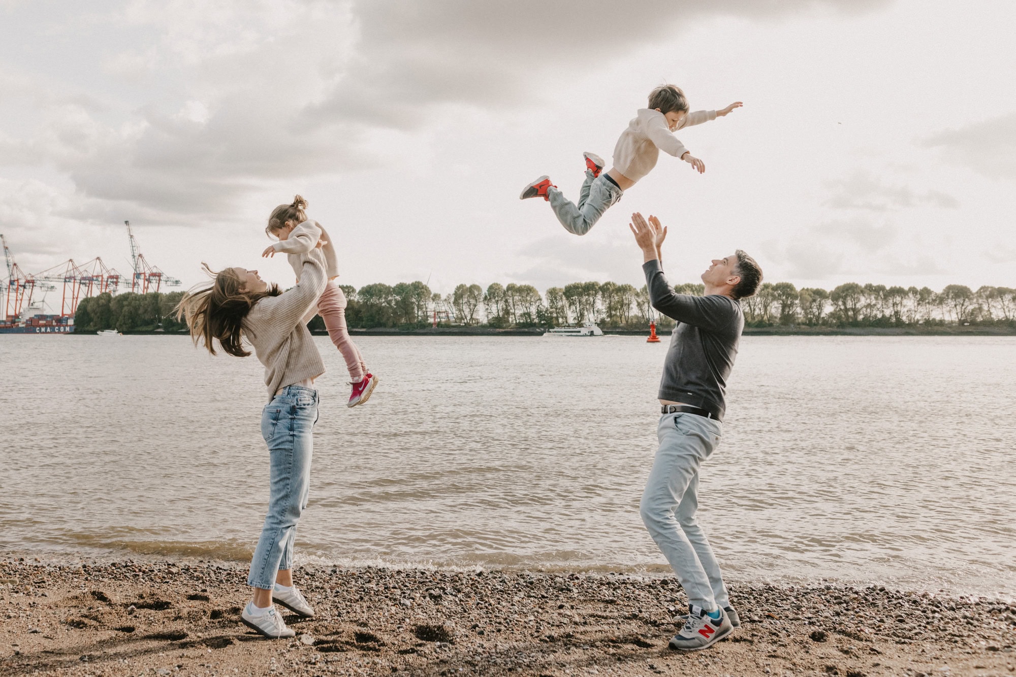 Familienshooting Hamburg, Familienfotos Rostock, Familienfotograf Rostock, Familienfotograf Hamburg, Fischbeker Heide, Familienfotos Rostock, Familienshooting Rostock, Familienshooting Elbstrand, Familienfotos draußen
