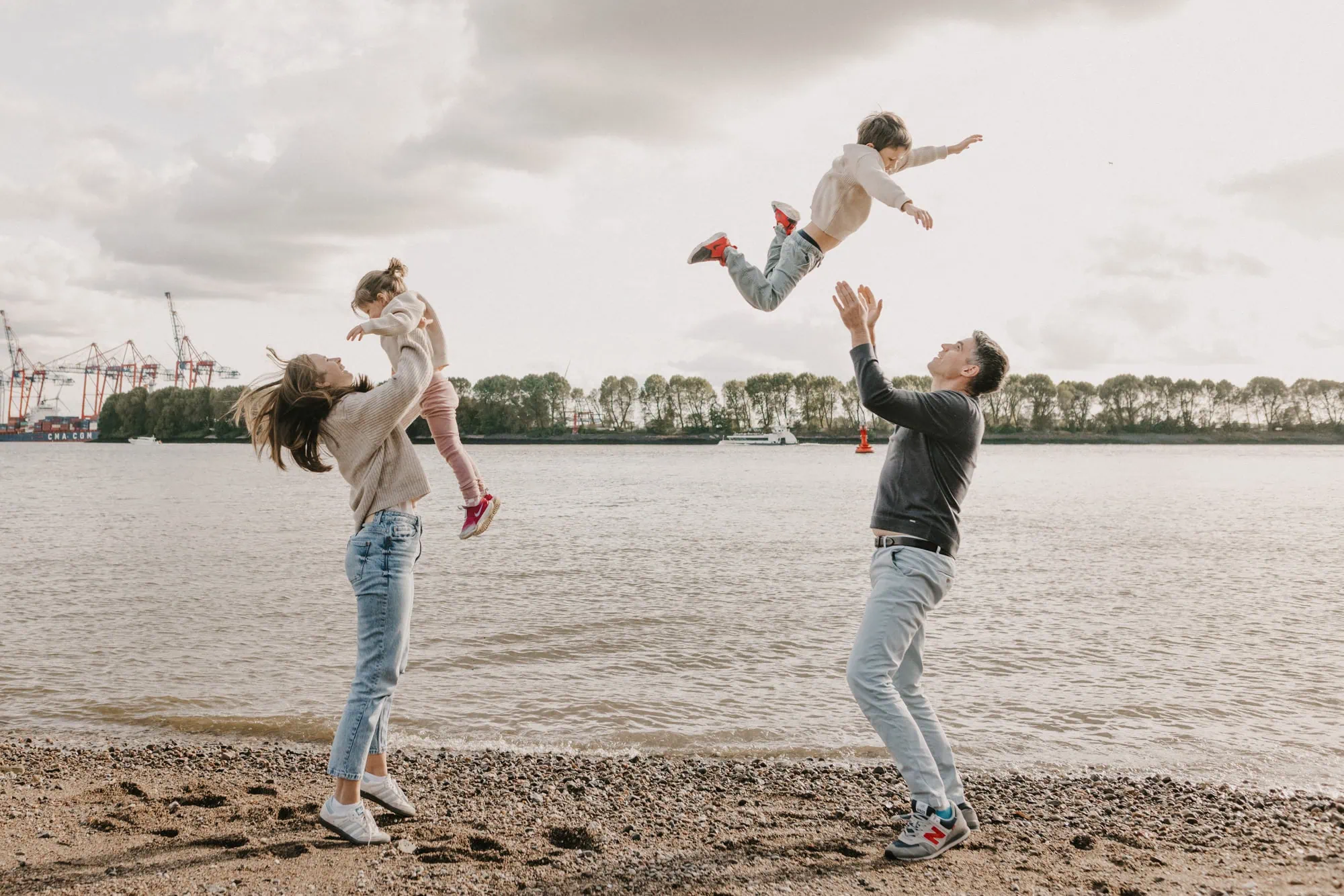 Familienshooting Hamburg, Familienfotos Rostock, Familienfotograf Rostock, Familienfotograf Hamburg, Fischbeker Heide, Familienfotos Rostock, Familienshooting Rostock, Familienshooting Elbstrand, Familienfotos draußen