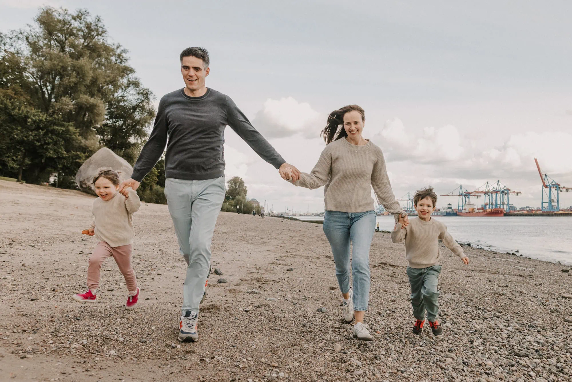 Familienshooting Hamburg, Familienfotos Rostock, Familienfotograf Rostock, Familienfotograf Hamburg, Fischbeker Heide, Familienfotos Rostock, Familienshooting Rostock, Familienshooting Elbstrand, Familienfotos draußen