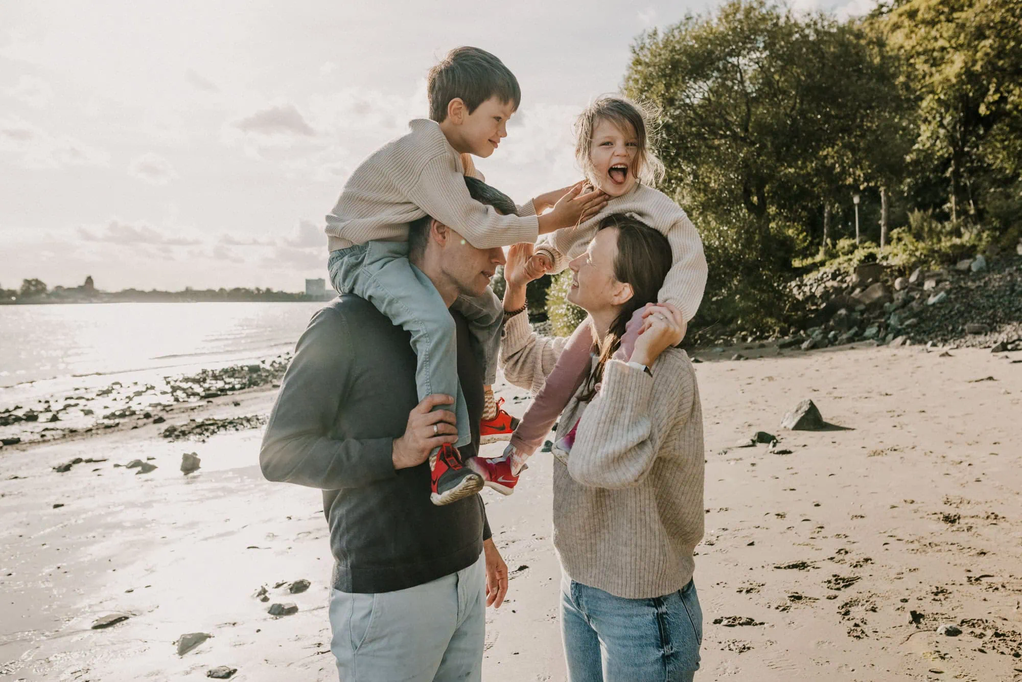 Familienshooting Hamburg, Familienfotos Rostock, Familienfotograf Rostock, Familienfotograf Hamburg, Fischbeker Heide, Familienfotos Rostock, Familienshooting Rostock, Familienshooting Elbstrand, Familienfotos draußen