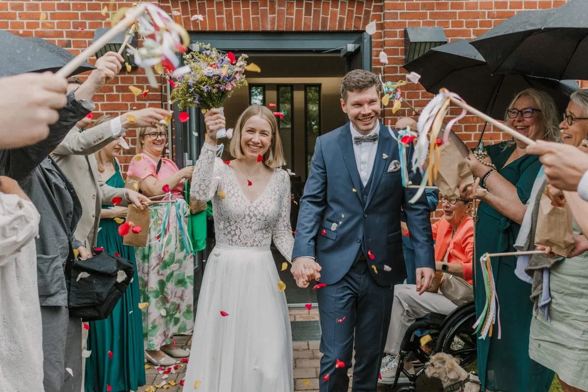 Brautpaar kommt aus dem Standesamt