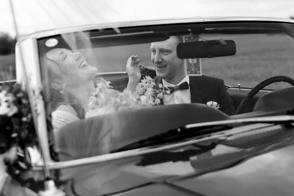 Brautpaar sitzt im Auto