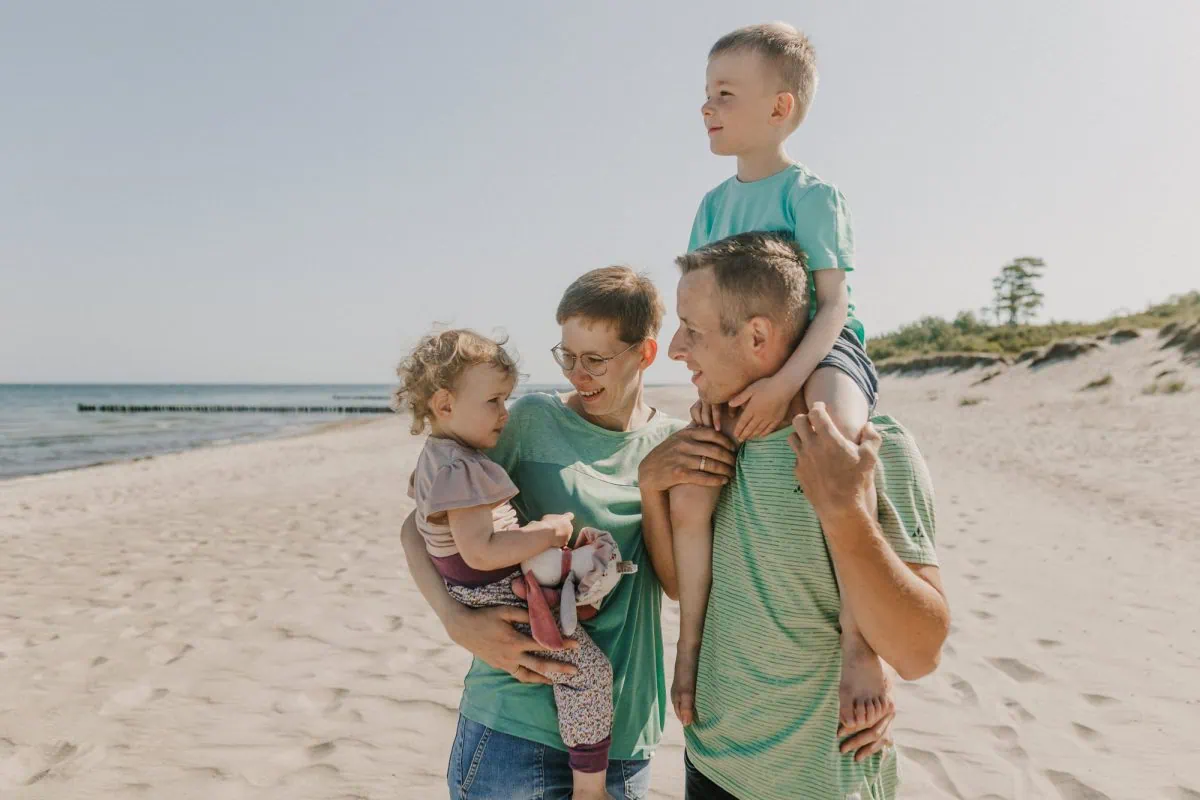 Familienshooting Rostock, Familienfotos Rostock, Familienfotograf Rostock, Familienfotos draußen, natürliche Familienfotos, Familienbilder an der Ostsee, Familienfotografin Rostock