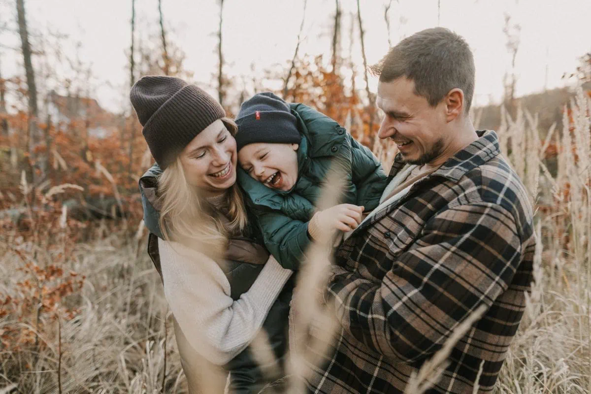 Familienshooting Rostock, Familienfotos Rostock, Familienfotograf Rostock, Familienfotos draußen, natürliche Familienfotos, Familienbilder an der Ostsee, Familienfotografin Rostock