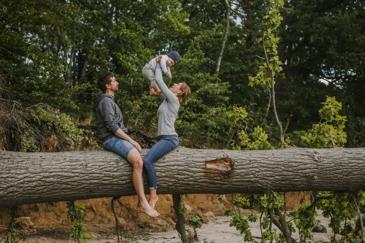 Familienshooting Rostock, Familienfotos Rostock, Familienfotograf Rostock, Familienfotos draußen, natürliche Familienfotos, Familienbilder an der Ostsee, Familienfotografin Rostock