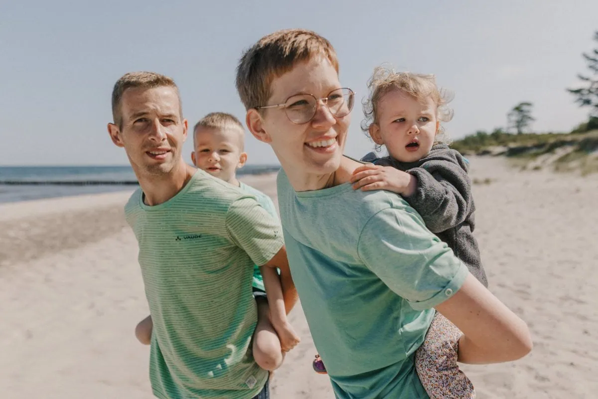 Familienshooting Rostock, Familienfotos Rostock, Familienfotograf Rostock, Familienfotos draußen, natürliche Familienfotos, Familienbilder an der Ostsee, Familienfotografin Rostock
