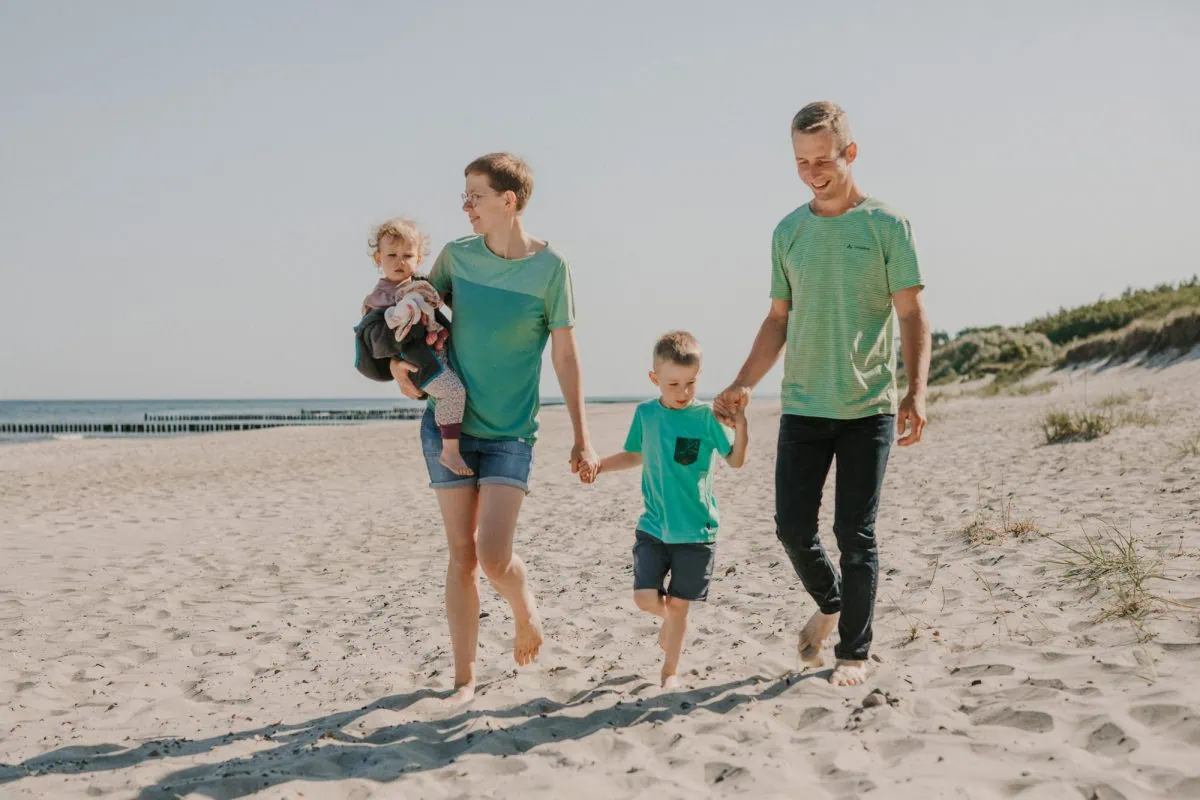 Familienshooting Rostock, Familienfotos Rostock, Familienfotograf Rostock, Familienfotos draußen, natürliche Familienfotos, Familienbilder an der Ostsee, Familienfotografin Rostock