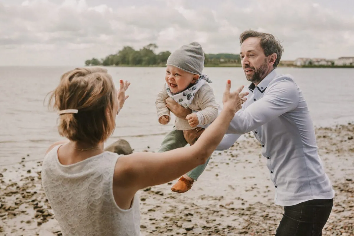 Familienshooting Rostock, Familienfotos Rostock, Familienfotograf Rostock, Familienfotos draußen, natürliche Familienfotos, Familienbilder an der Ostsee, Familienfotografin Rostock