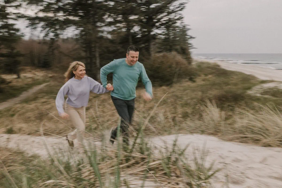 Paarfotos Rostock, Paerchenfotos Rostock, Paarfotograf Rostock, romantische Paarbilder Rostock, Pärchenfotos Strand, Babybauchfotos mit Partner, Verlobung Rostock, Gutschein für ein Paarshooting Rostock, Paarshooting Strand, Fotoshooting Paare Rostock, Fotoshooting Paare Hamburg, Fotoshooting Paare Ruegen