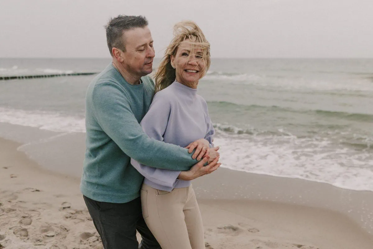 Paarfotos Rostock, Paerchenfotos Rostock, Paarfotograf Rostock, romantische Paarbilder Rostock, Pärchenfotos Strand, Babybauchfotos mit Partner, Verlobung Rostock, Gutschein für ein Paarshooting Rostock, Paarshooting Strand, Fotoshooting Paare Rostock, Fotoshooting Paare Hamburg, Fotoshooting Paare Ruegen