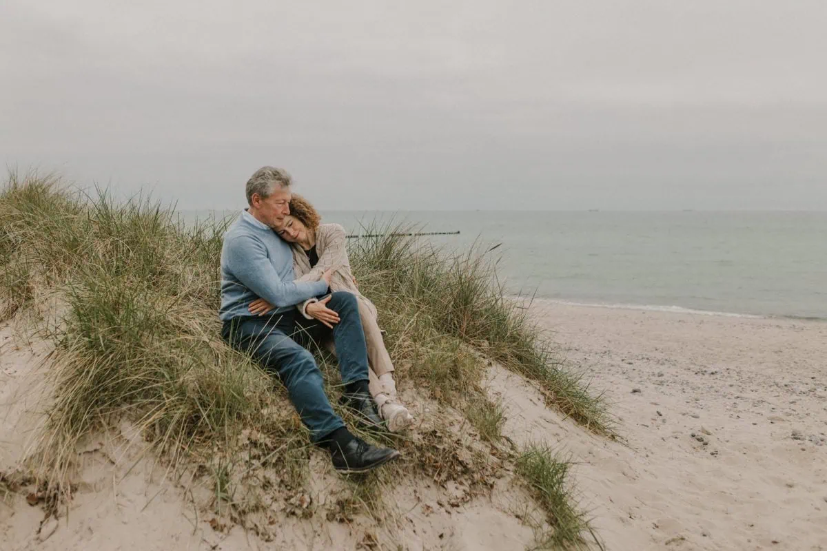 Paarfotos Rostock, Paerchenfotos Rostock, Paarfotograf Rostock, romantische Paarbilder Rostock, Pärchenfotos Strand, Verlobung Rostock, Gutschein für ein Paarshooting Rostock, Paarshooting Strand, Fotoshooting Paare Rostock, Fotoshooting Paare Hamburg, Fotoshooting Paare Ruegen, Paarfotos Warnemuende, Paarshooting Ostsee