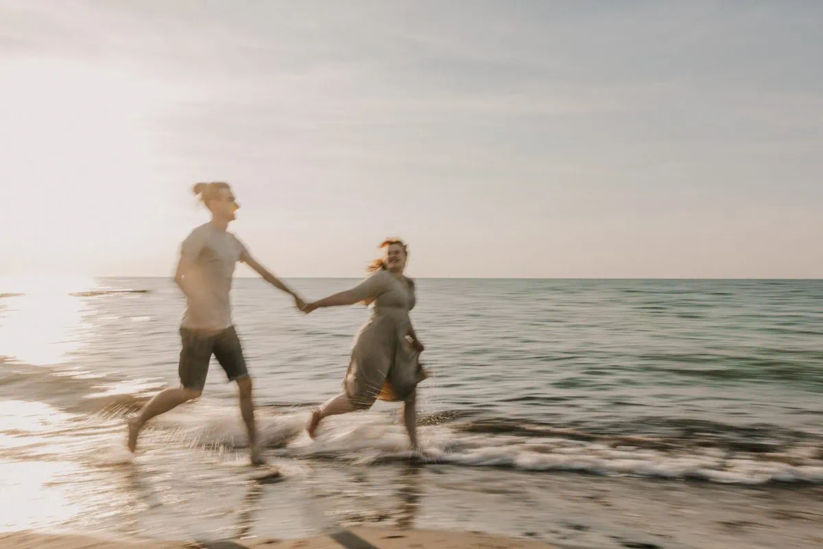 Paarfotos Rostock, Paerchenfotos Rostock, Paarfotograf Rostock, romantische Paarbilder Rostock, Pärchenfotos Strand, Babybauchfotos mit Partner, Verlobung Rostock, Gutschein für ein Paarshooting Rostock, Paarshooting Strand, Fotoshooting Paare Rostock, Fotoshooting Paare Hamburg, Fotoshooting Paare Ruegen, Paarfotos Warnemuende