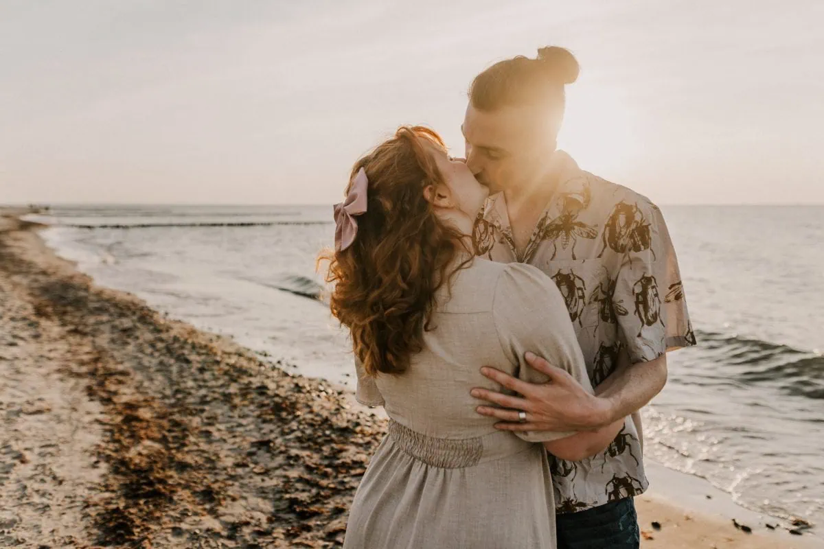 Paarfotos Rostock, Paerchenfotos Rostock, Paarfotograf Rostock, romantische Paarbilder Rostock, Pärchenfotos Strand, Babybauchfotos mit Partner, Verlobung Rostock, Gutschein für ein Paarshooting Rostock, Paarshooting Strand, Fotoshooting Paare Rostock, Fotoshooting Paare Hamburg, Fotoshooting Paare Ruegen, Paarfotos Warnemuende