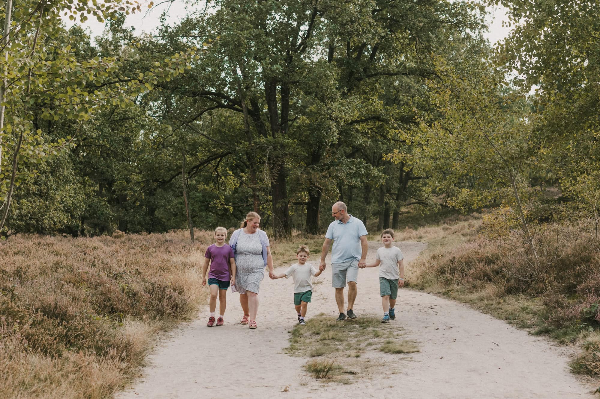 Familienshooting Hamburg, Familienfoto Hamburg, Familienfotograf Hamburg, Familienfotos draußen, natürliche Familienfotos, Familienbilder in der Fischbeker Heide, Familienfotografin Hamburg