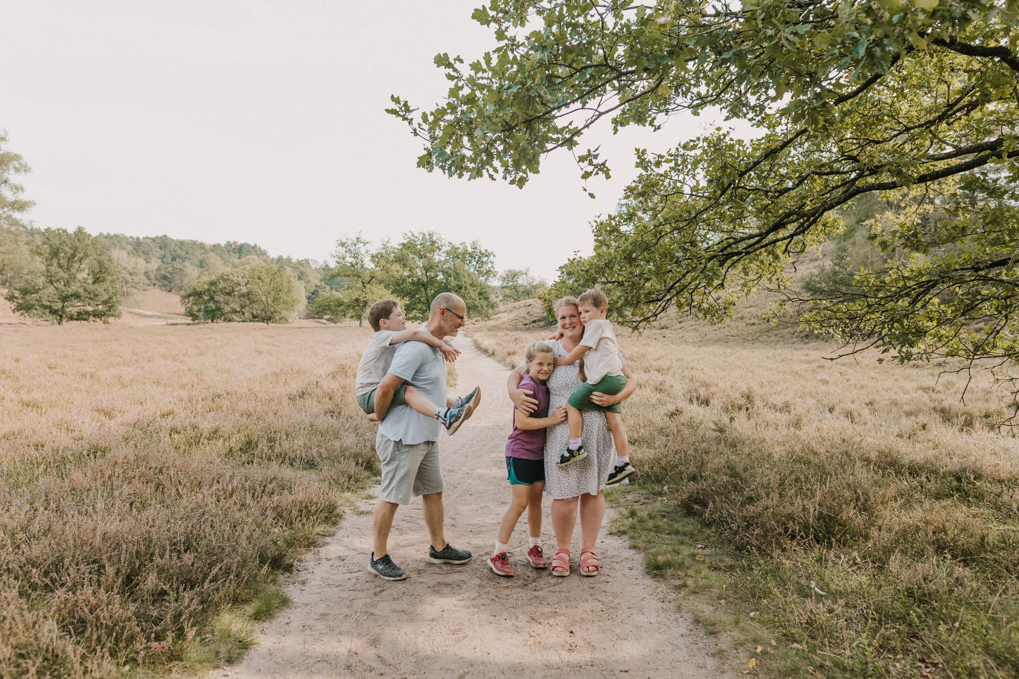 Familienshooting Hamburg, Familienfoto Hamburg, Familienfotograf Hamburg, Familienfotos draußen, natürliche Familienfotos, Familienbilder in der Fischbeker Heide, Familienfotografin Hamburg