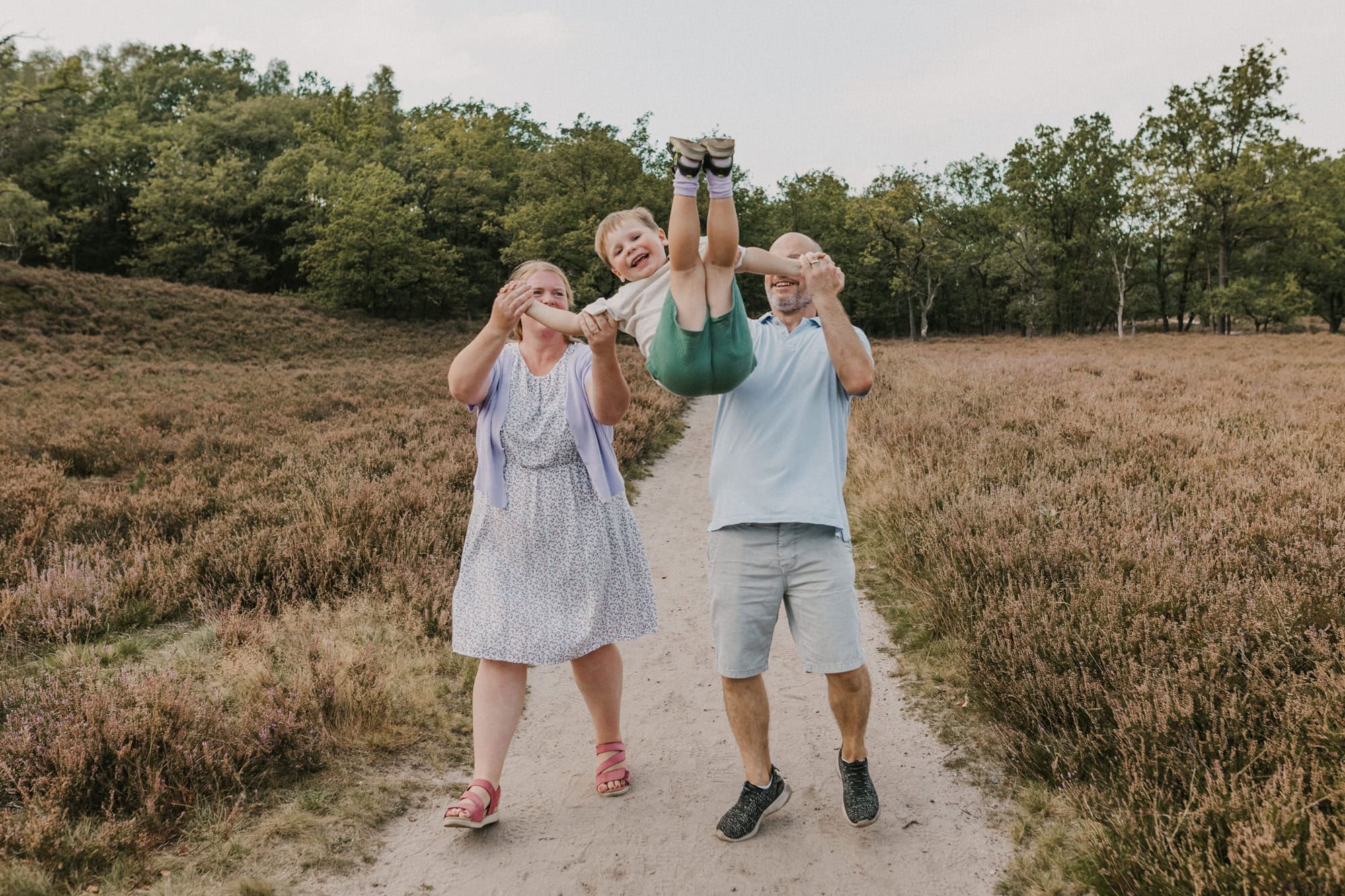 Familienshooting Hamburg, Familienfoto Hamburg, Familienfotograf Hamburg, Familienfotos draußen, natürliche Familienfotos, Familienbilder in der Fischbeker Heide, Familienfotografin Hamburg
