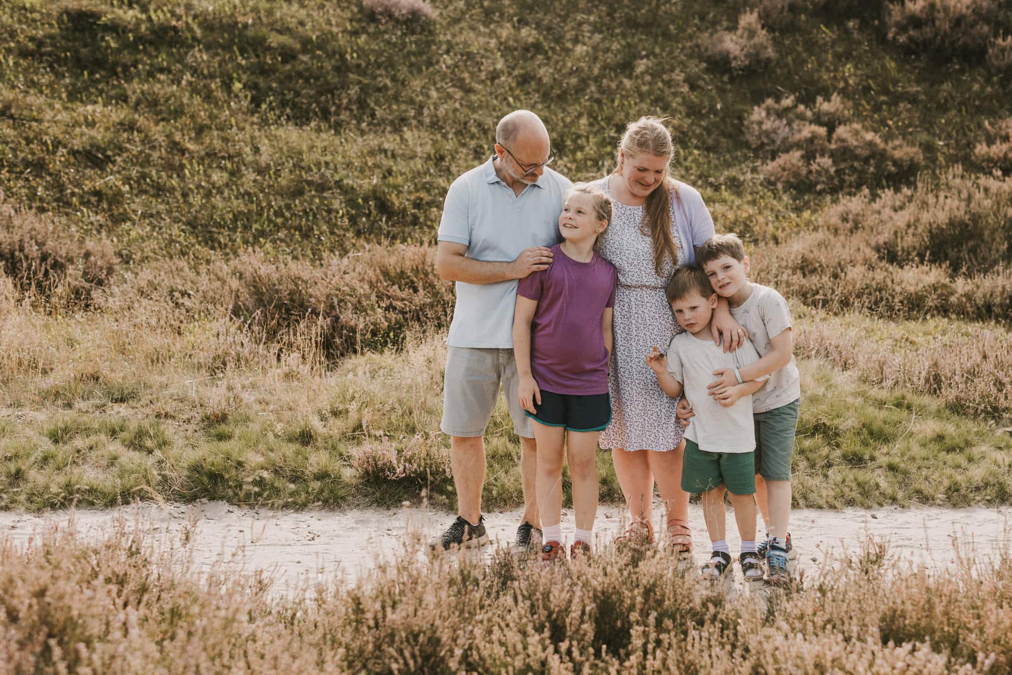 Familienshooting Hamburg, Familienfoto Hamburg, Familienfotograf Hamburg, Familienfotos draußen, natürliche Familienfotos, Familienbilder in der Fischbeker Heide, Familienfotografin Hamburg