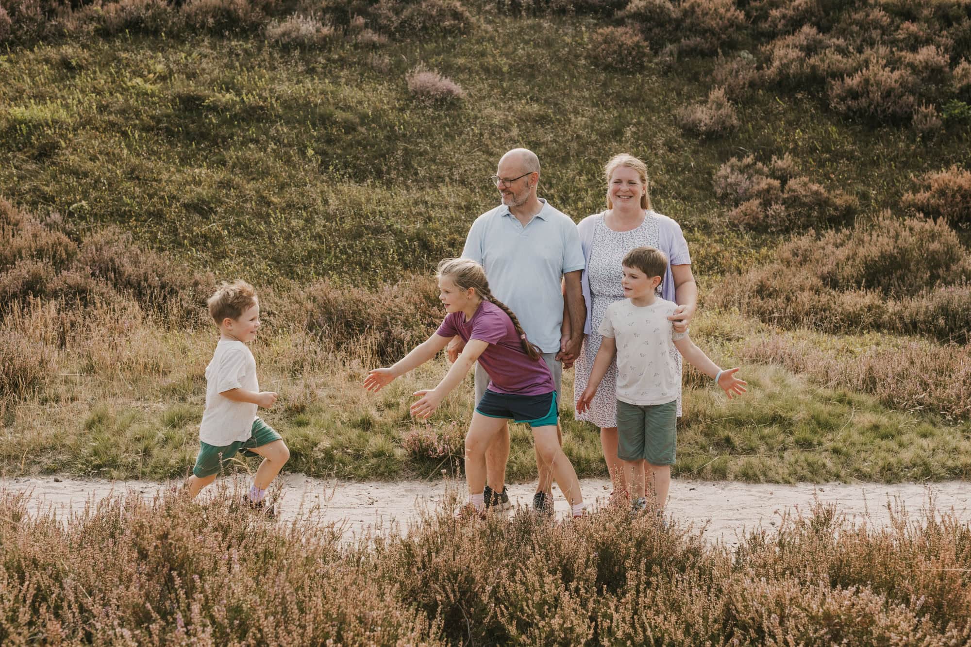 Familienshooting Hamburg, Familienfoto Hamburg, Familienfotograf Hamburg, Familienfotos draußen, natürliche Familienfotos, Familienbilder in der Fischbeker Heide, Familienfotografin Hamburg