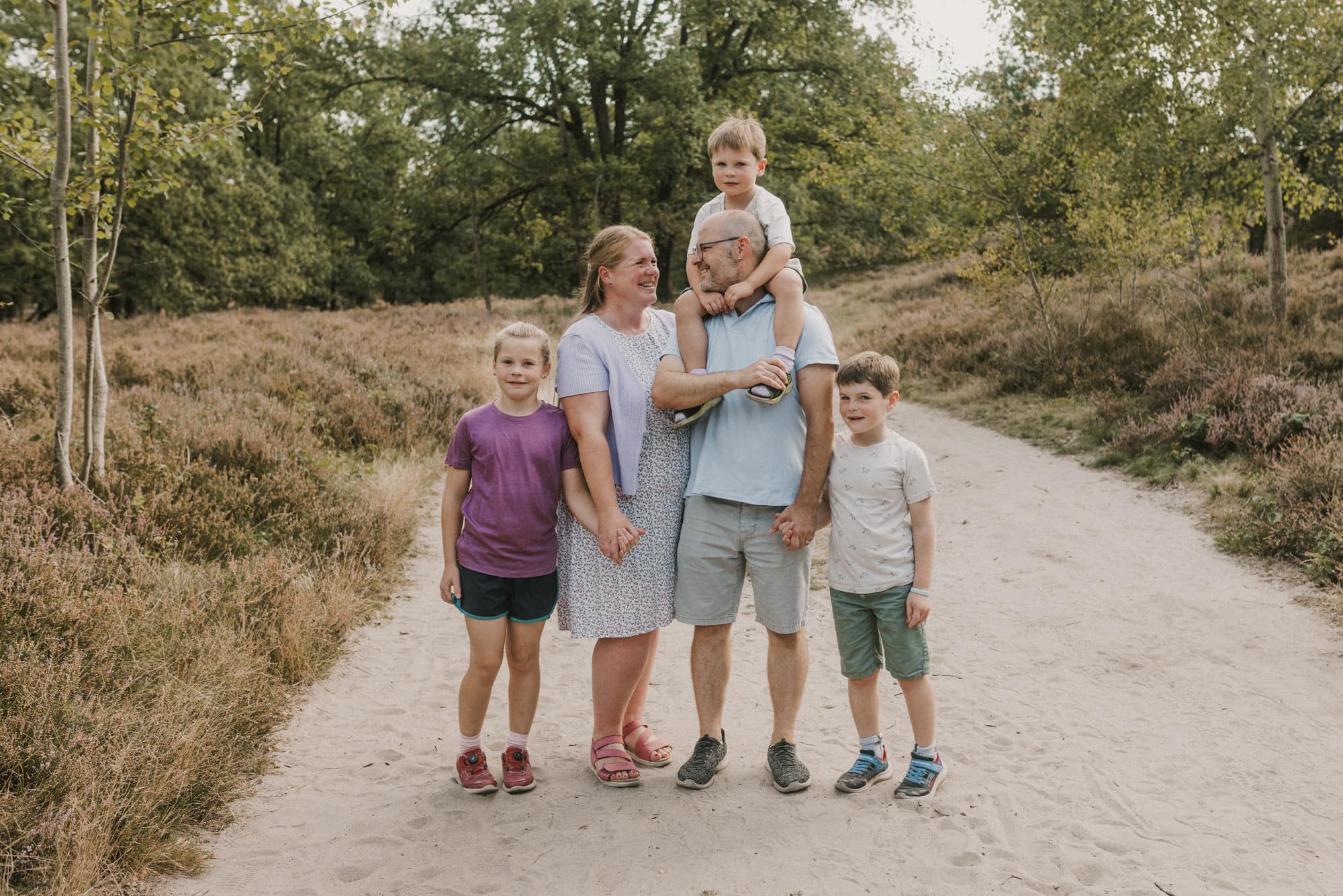 Familienshooting Hamburg, Familienfoto Hamburg, Familienfotograf Hamburg, Familienfotos draußen, natürliche Familienfotos, Familienbilder in der Fischbeker Heide, Familienfotografin Hamburg