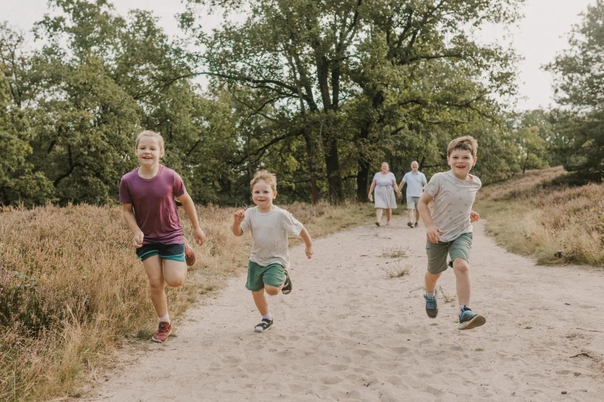 Familienshooting Hamburg, Familienfoto Hamburg, Familienfotograf Hamburg, Familienfotos draußen, natürliche Familienfotos, Familienbilder in der Fischbeker Heide, Familienfotografin Hamburg