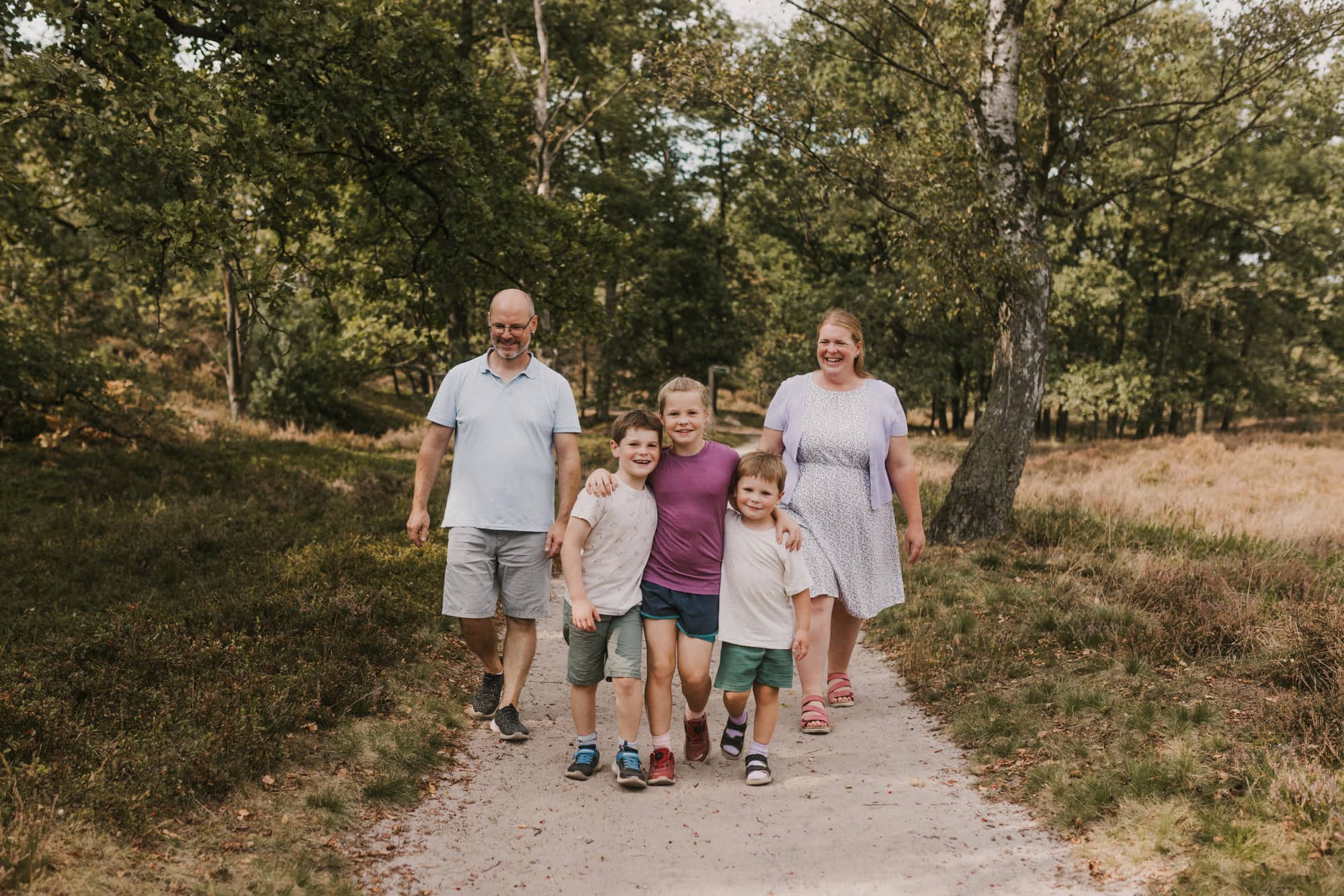 Familienshooting Hamburg, Familienfoto Hamburg, Familienfotograf Hamburg, Familienfotos draußen, natürliche Familienfotos, Familienbilder in der Fischbeker Heide, Familienfotografin Hamburg
